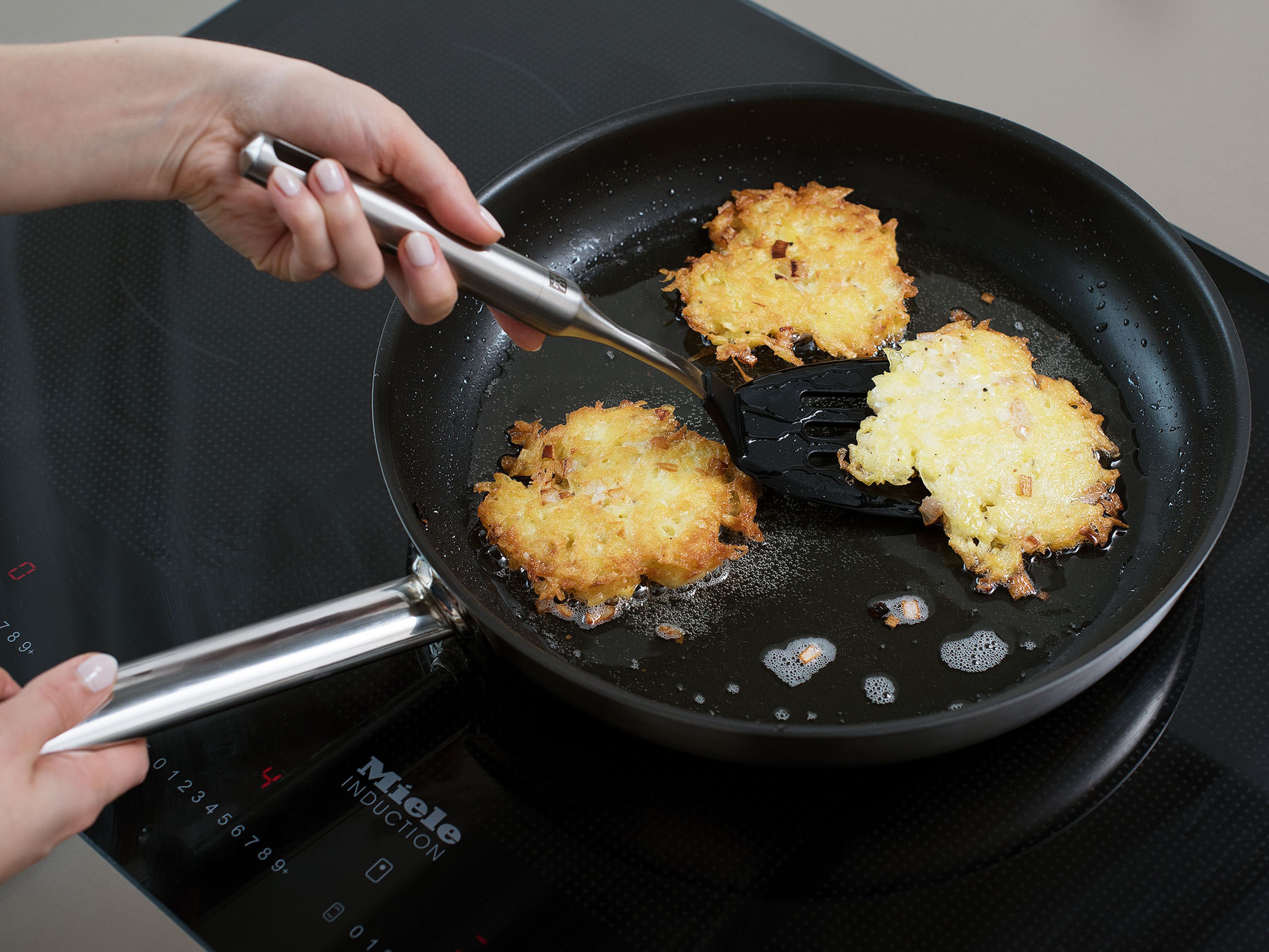 Heat sunflower oil in frying pan over medium-high heat. Add potato mixture 1 tbsp. at a time to pan and press down to make latke approx. 1 cm/ 0.5 in.-thick. Fry on both sides fro approx. 5 min., or until golden brown. Transfer to a paper towel-lined plate and serve warm with applesauce. Enjoy!