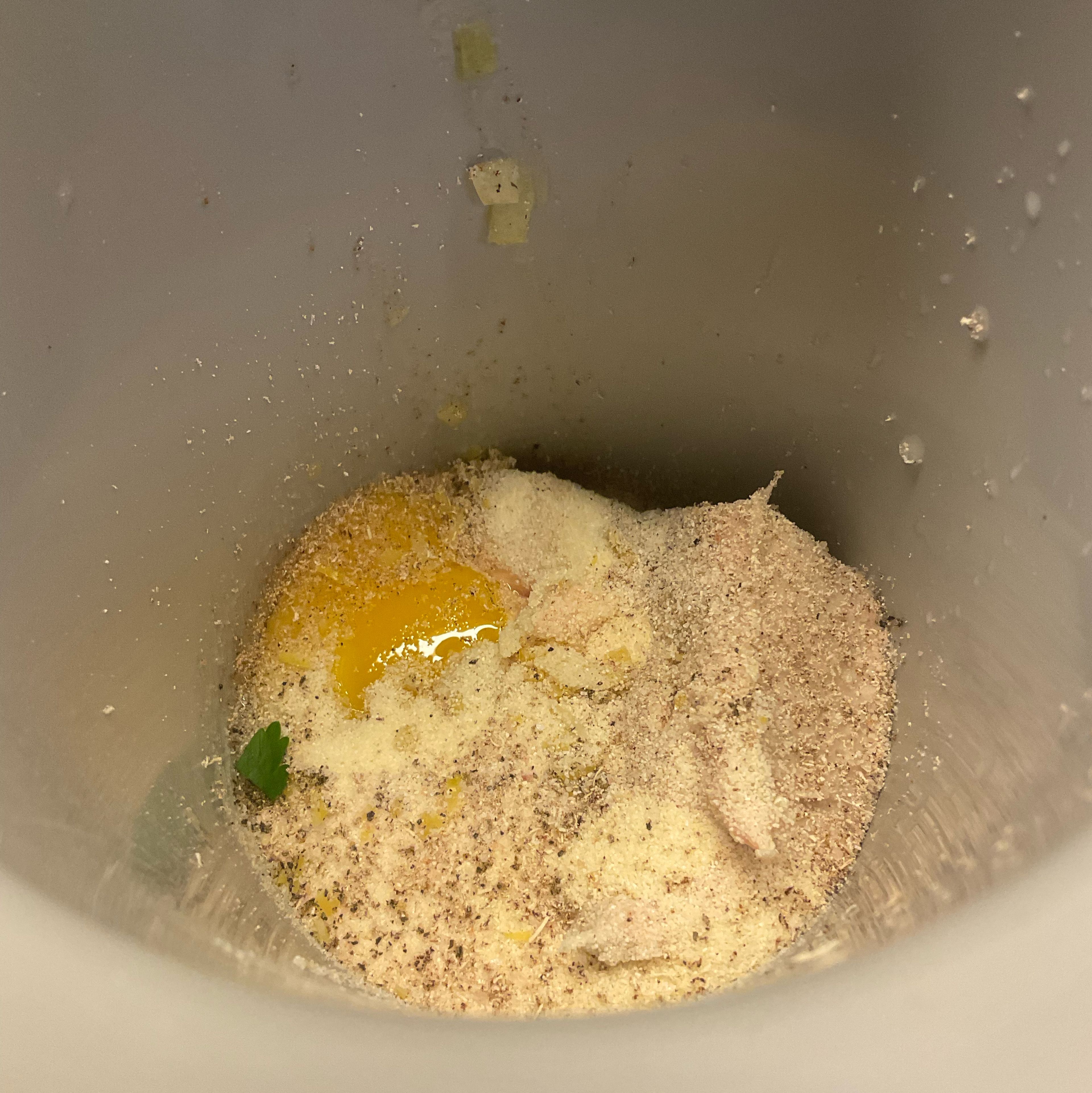 Die Zwiebeln, das Kalbsbrät, das aufgeschlagene Ei, den Gries, wenig Salz und Pfeffer nach Bedarf und etwas geriebene Muskatnuss sowie den Zitronenabrieb in eine Rührschüssel geben und mit dem Zauberstab gut durchmixen.