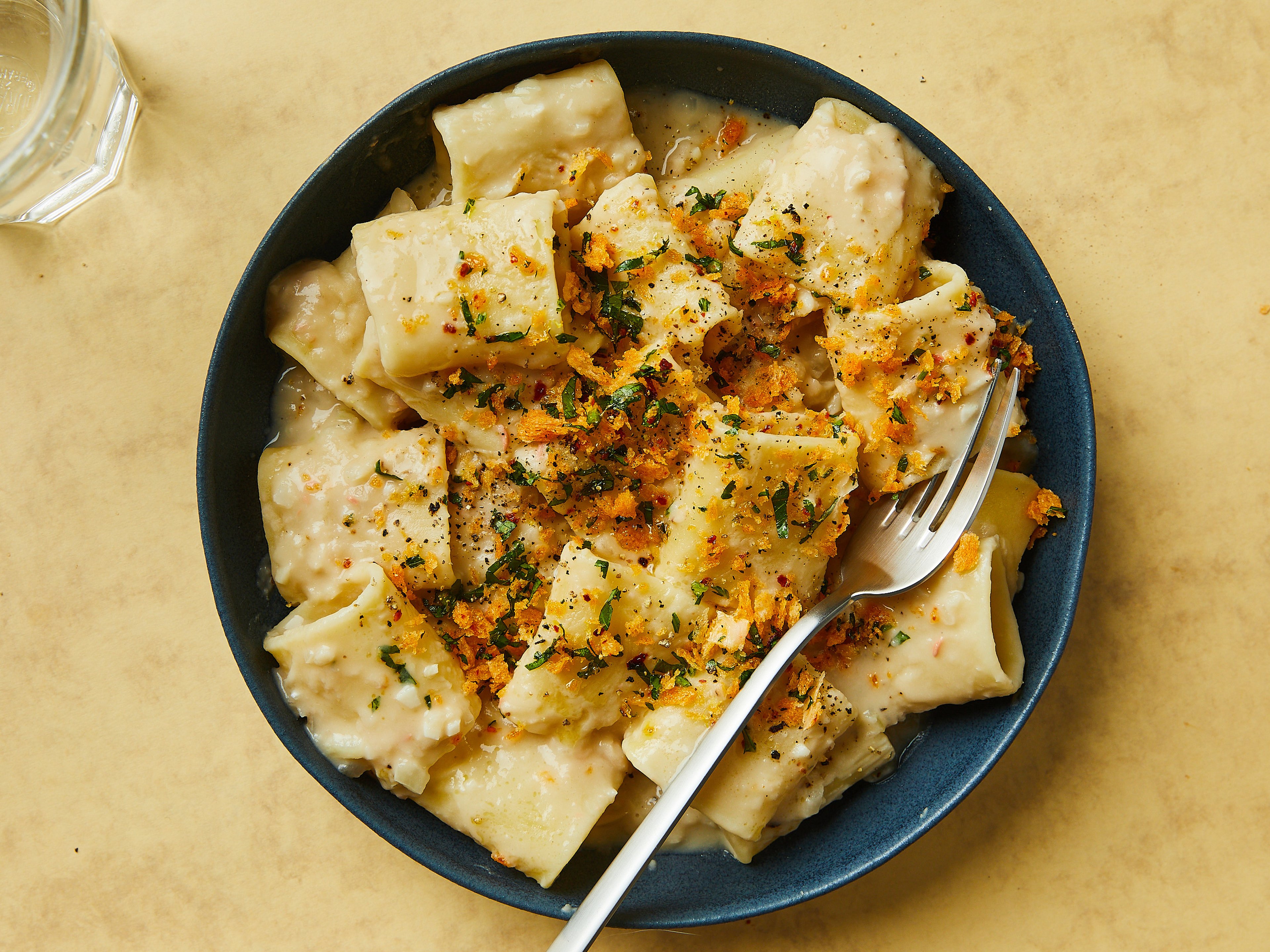 Cremige Pasta mit weißen Bohnen und Chili-Crunch