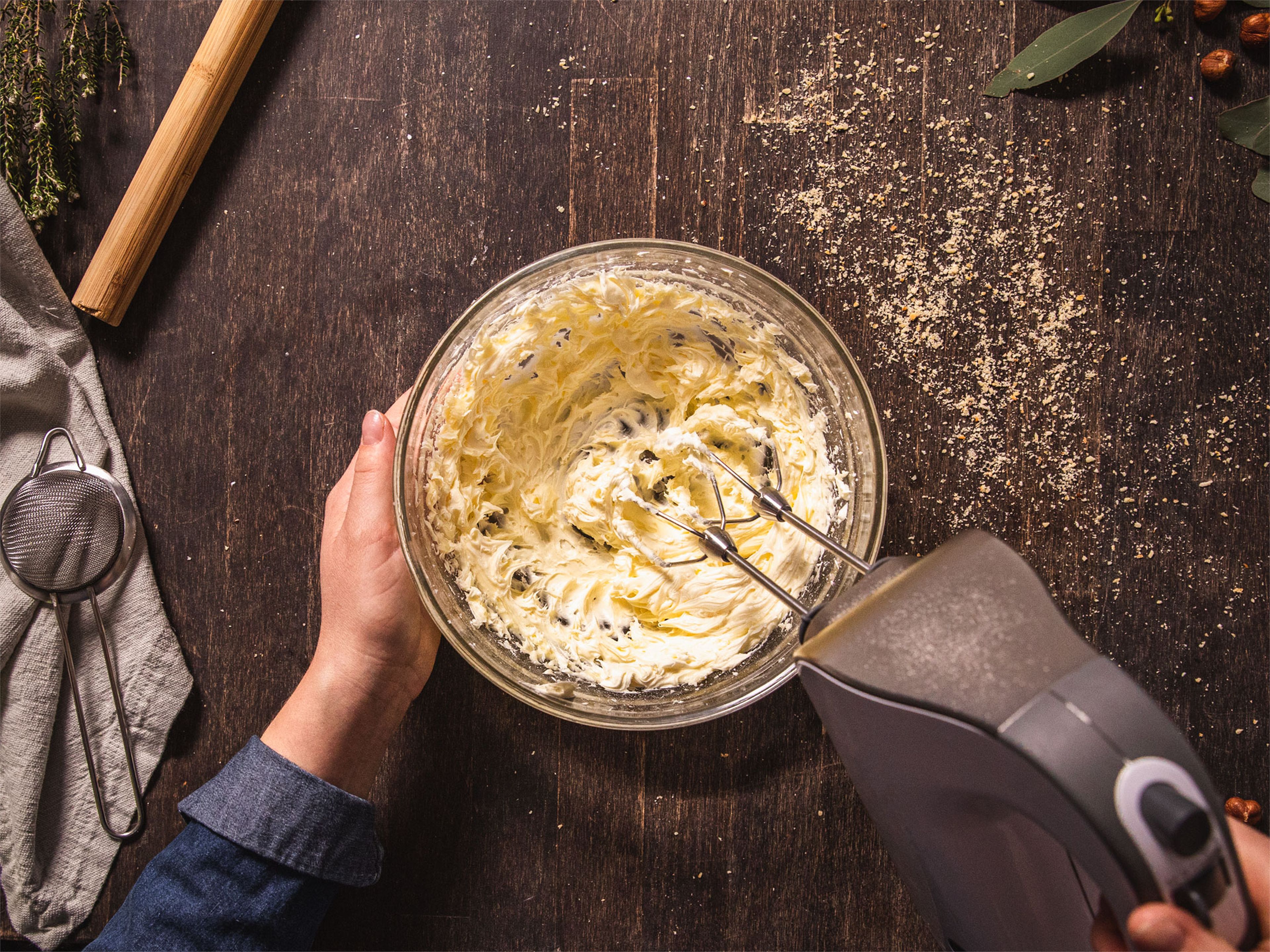 Butter und Puderzucker in eine Schüssel geben. Mit einem Handrührgerät auf höchster Stufe für 1 Min. mixen, bis eine cremige Masse entsteht.
