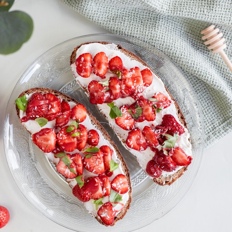 Belegtes Berry-Frischkäsebrot - mit Honig &amp; Erdbeere | Rezept | Kitchen ...