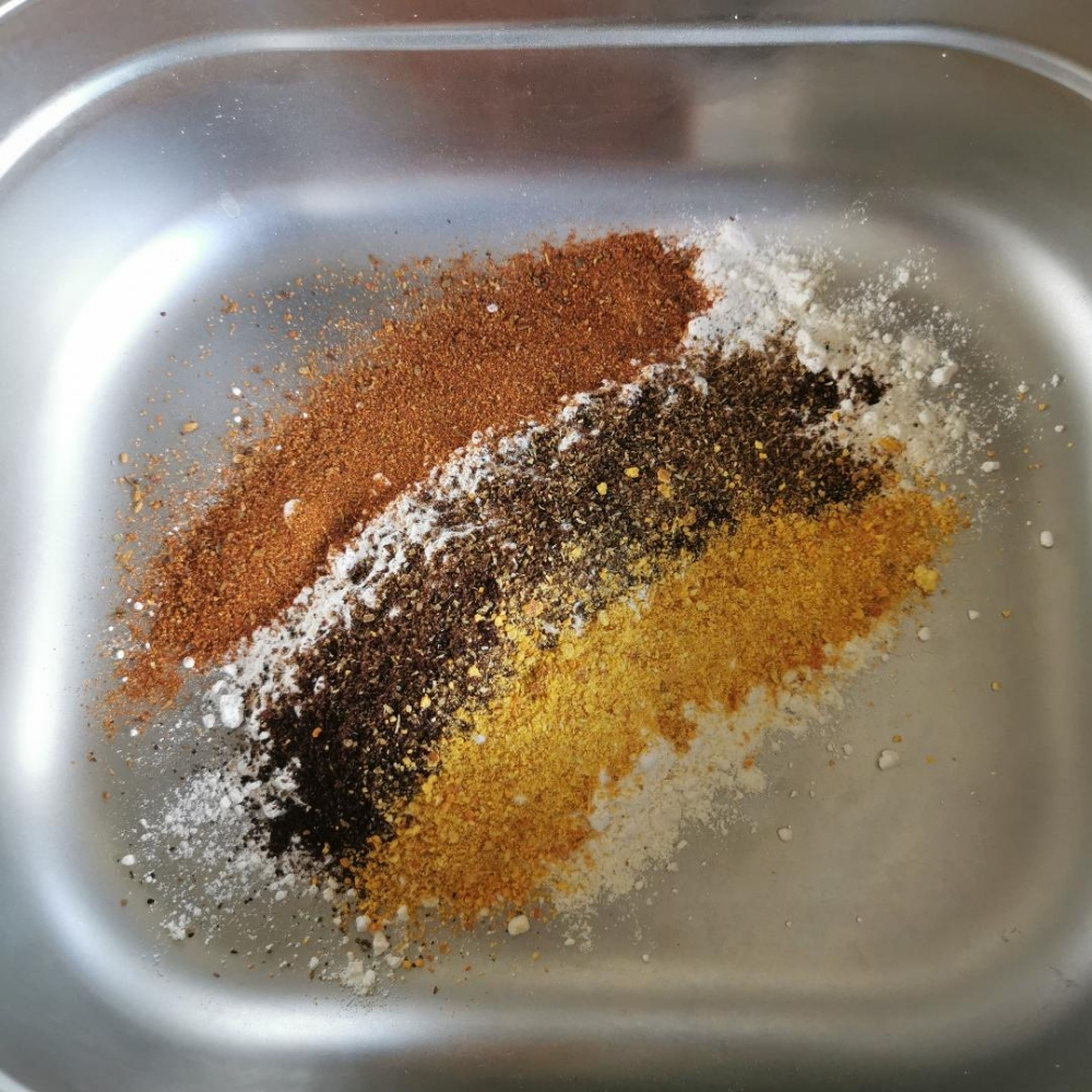 Combine the flour and spice for the pane (breading stage)