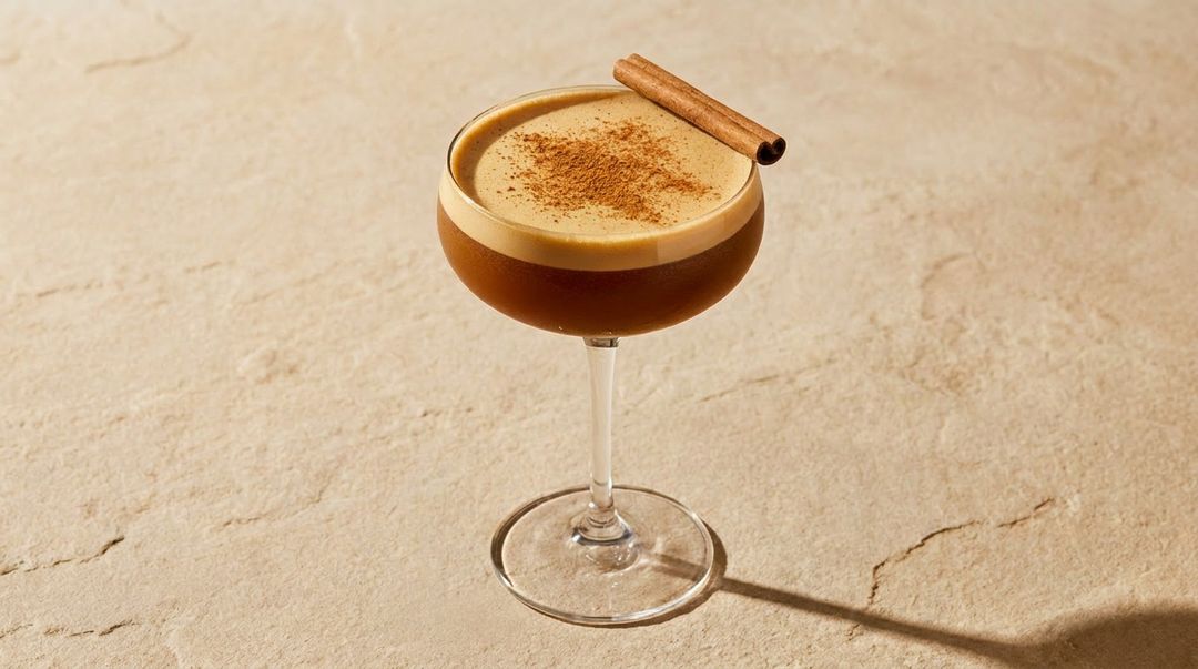 Würziger Chai Espresso Martini mit Zimt und Kardamom