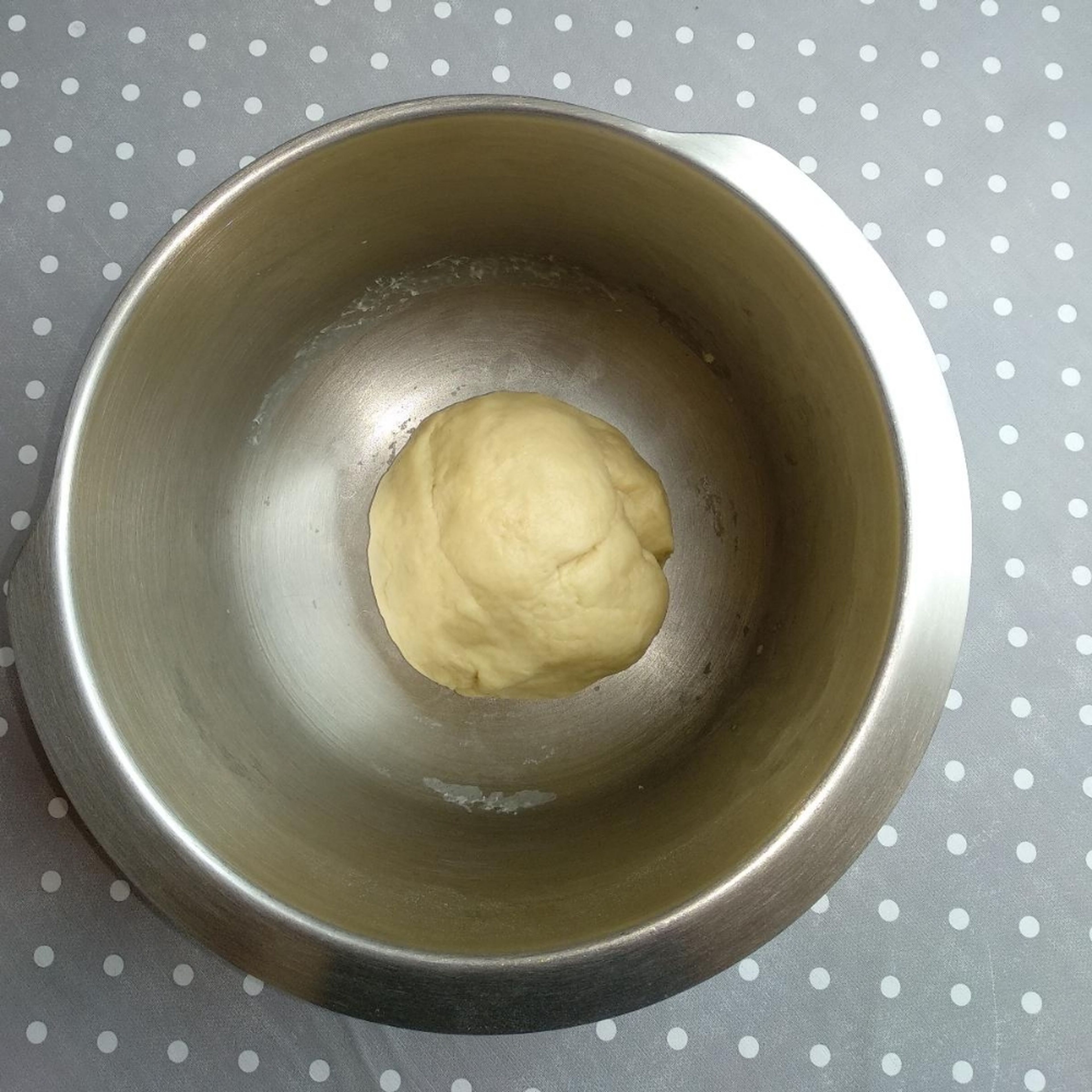 Die Butter zerlassen, mit dem Salz zum Vorteig geben und alles mit dem gesamten Mehl schlagen bis der Teig Blasen wirft. Den Hefeteig nochmals 15 Minuten gehen lassen.