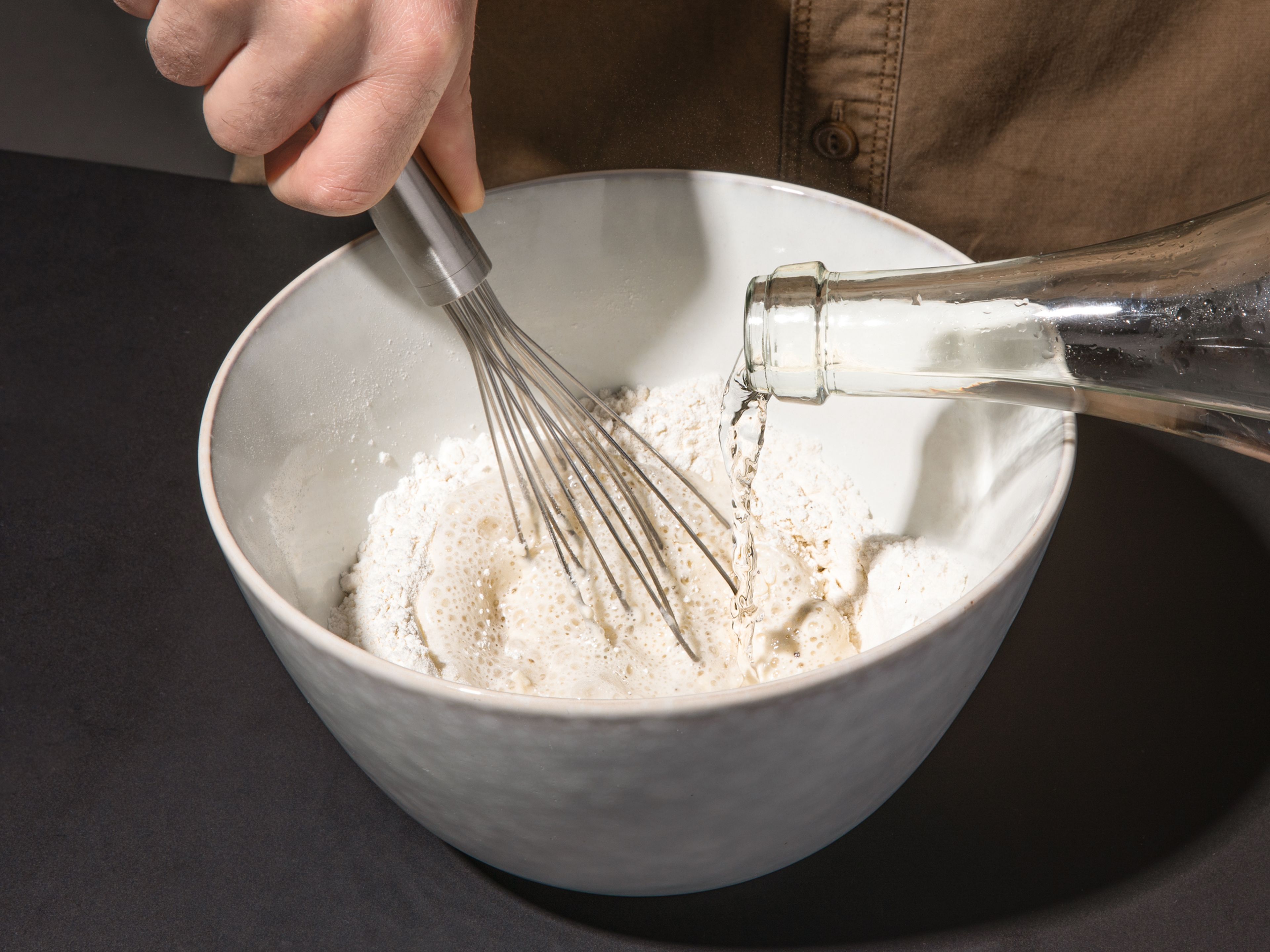 Für den Tempurateig das Mehl mit dem Backpulver verquirlen und mit Salz und Pfeffer würzen. Dann langsam das sprudelnde Wasser einfließen lassen und zu einem Teig verrühren.