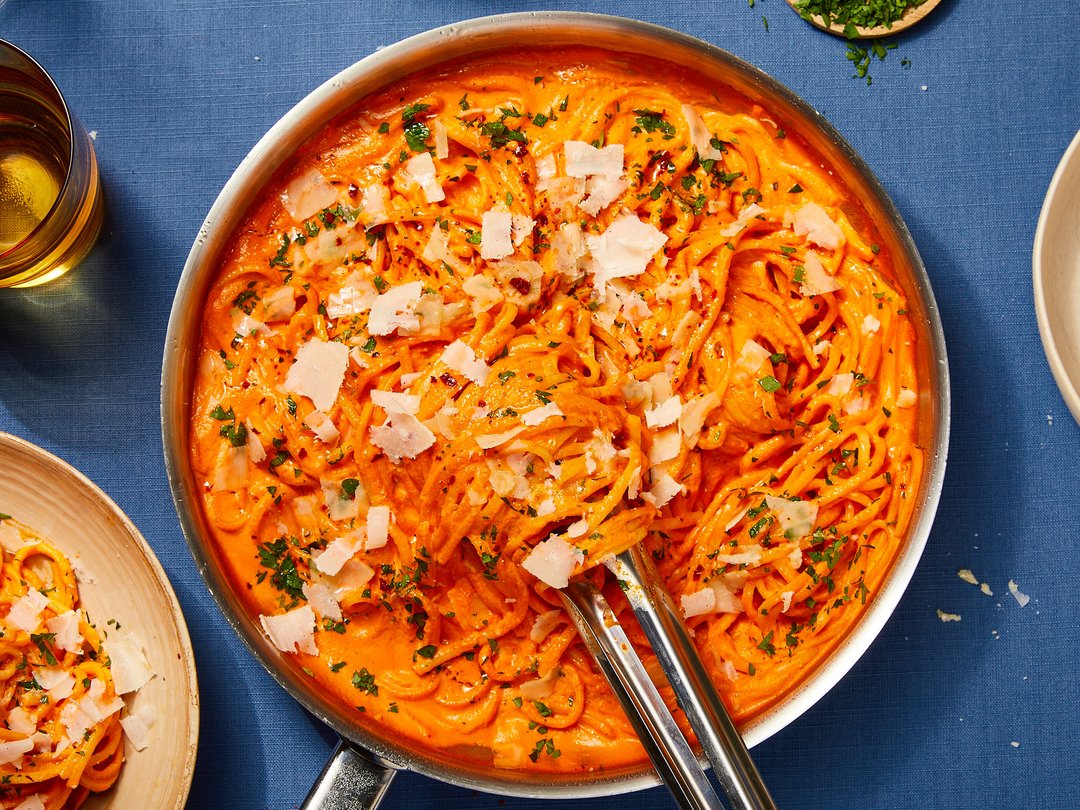 Unter 20 Minuten Romesco-Pasta mit gerösteter Paprika und Mandeln ...