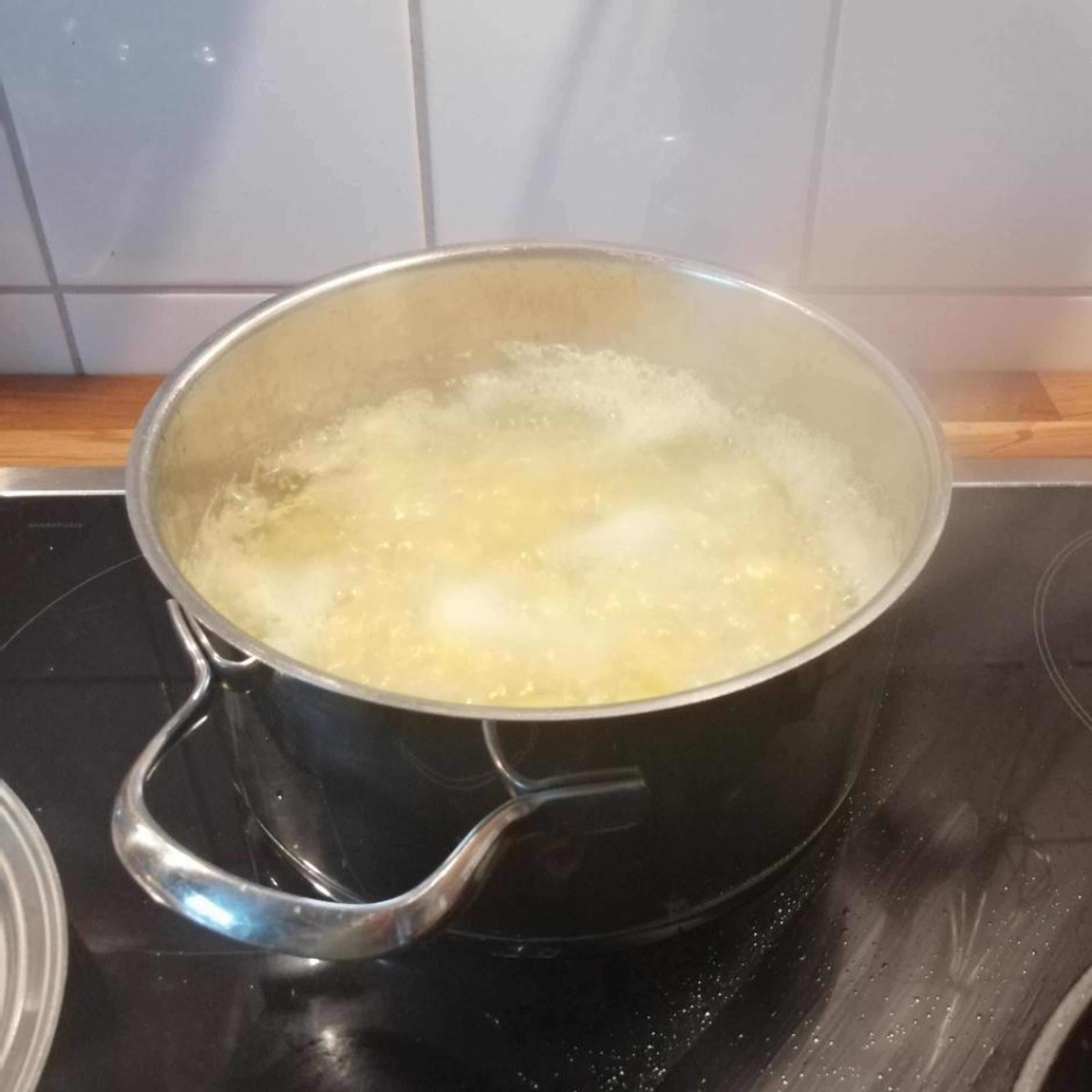 Kartoffeln weich kochen. Dann das Wasser abgiessen. Den Topf beiseite stellen.
