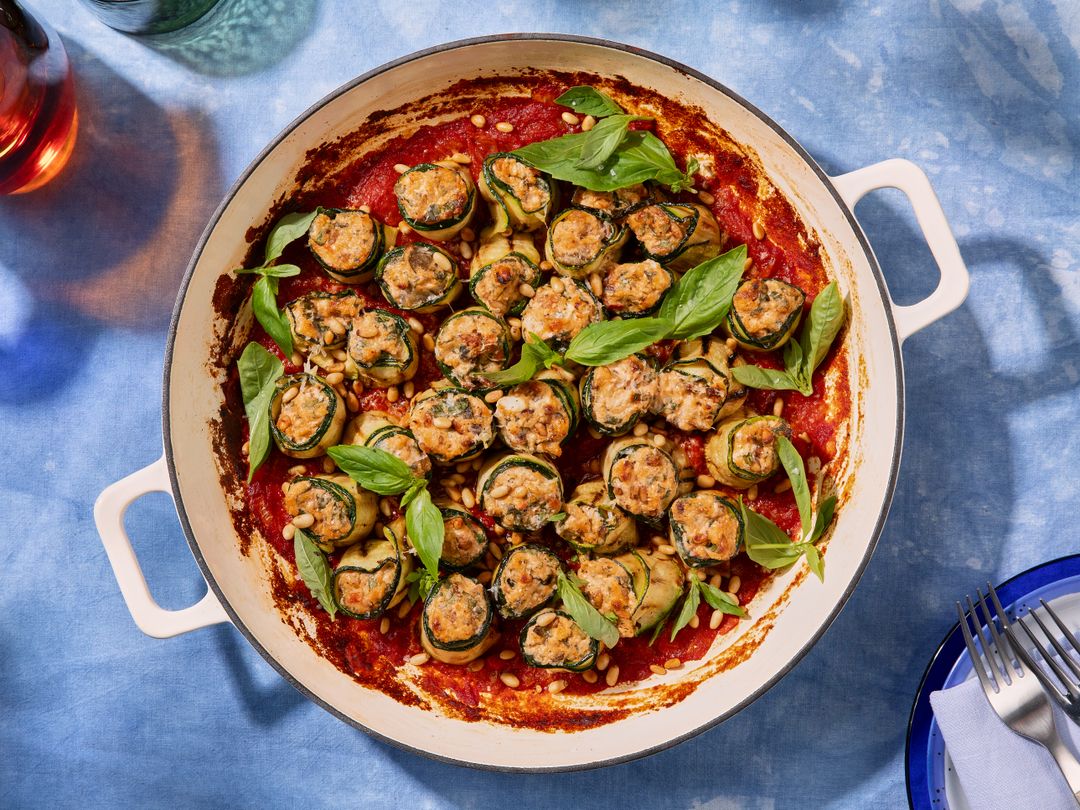 Zucchini-Involtini mit Antipasti-Ricotta-Füllung und Pinienkernen