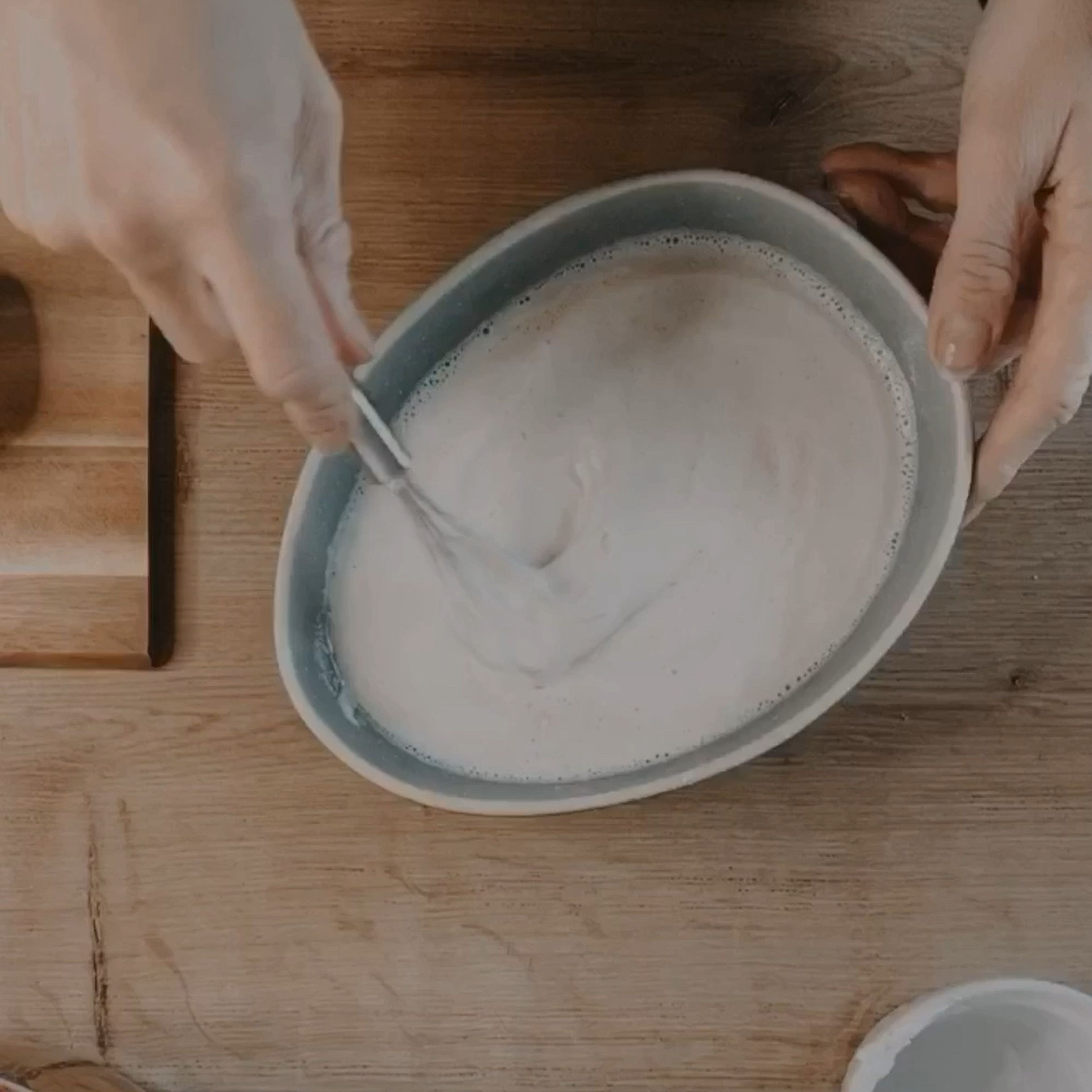 Restlichen Zutaten in einen Topf geben und kurz erhitzen. Anschließend auf den Teig geben und leicht verrühren. Nun den Kuchen für 35 Minuten bei 180 grad Ober- Unterhitze backen.