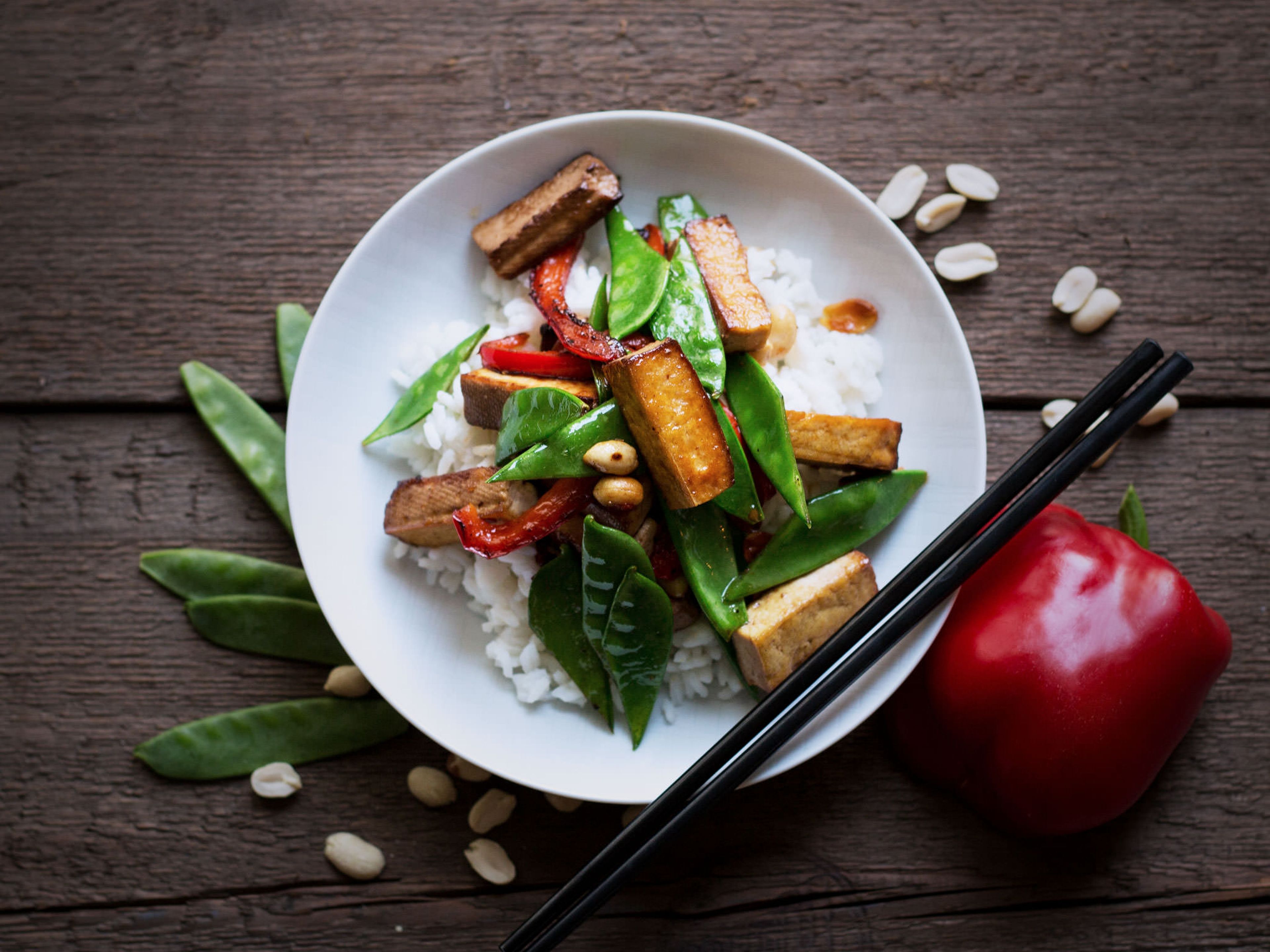 Gebratener Tofu mit Zuckerschoten und Erdnüssen