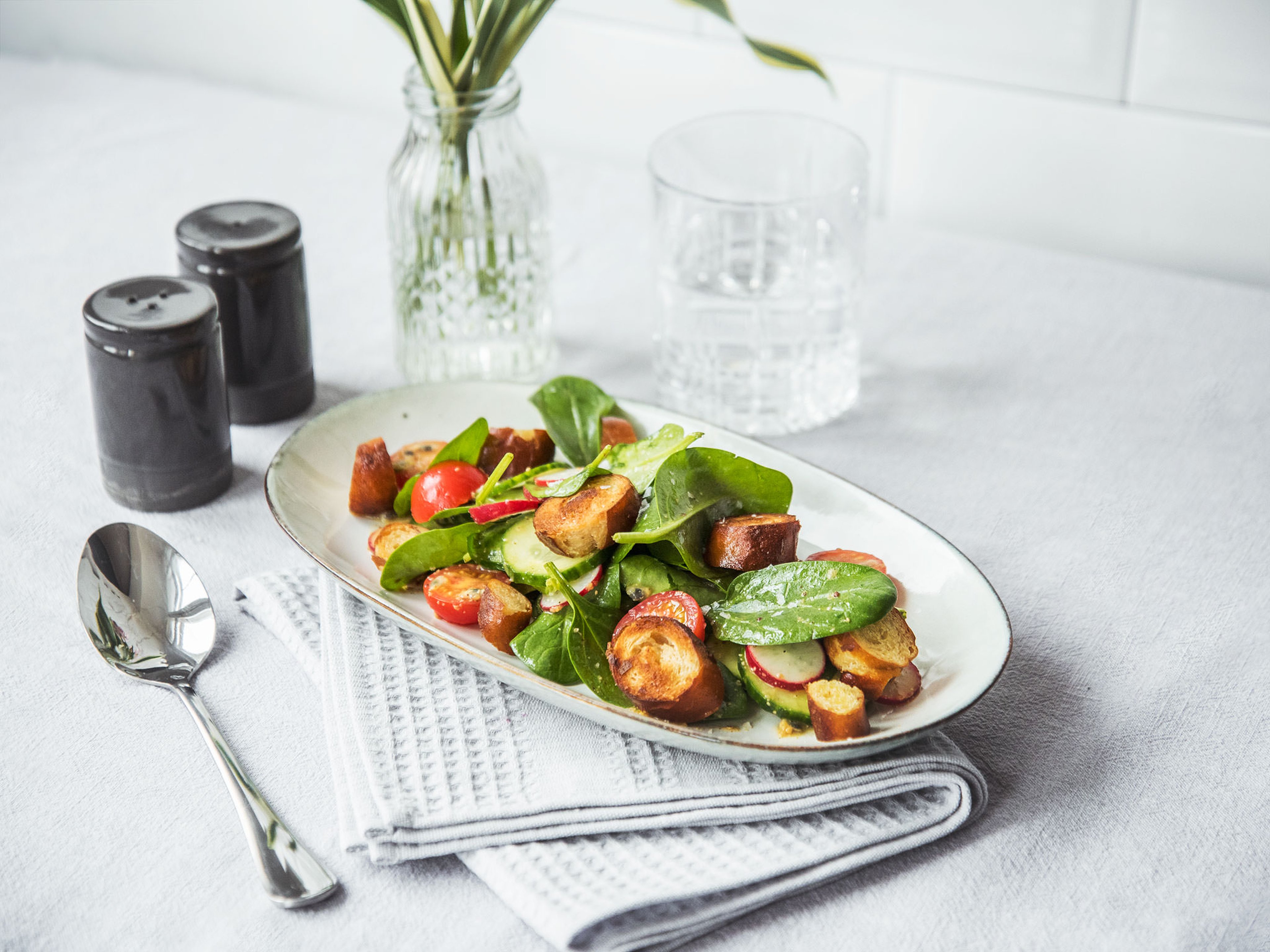 Radieschensalat mit knusprigen Brezelstückchen