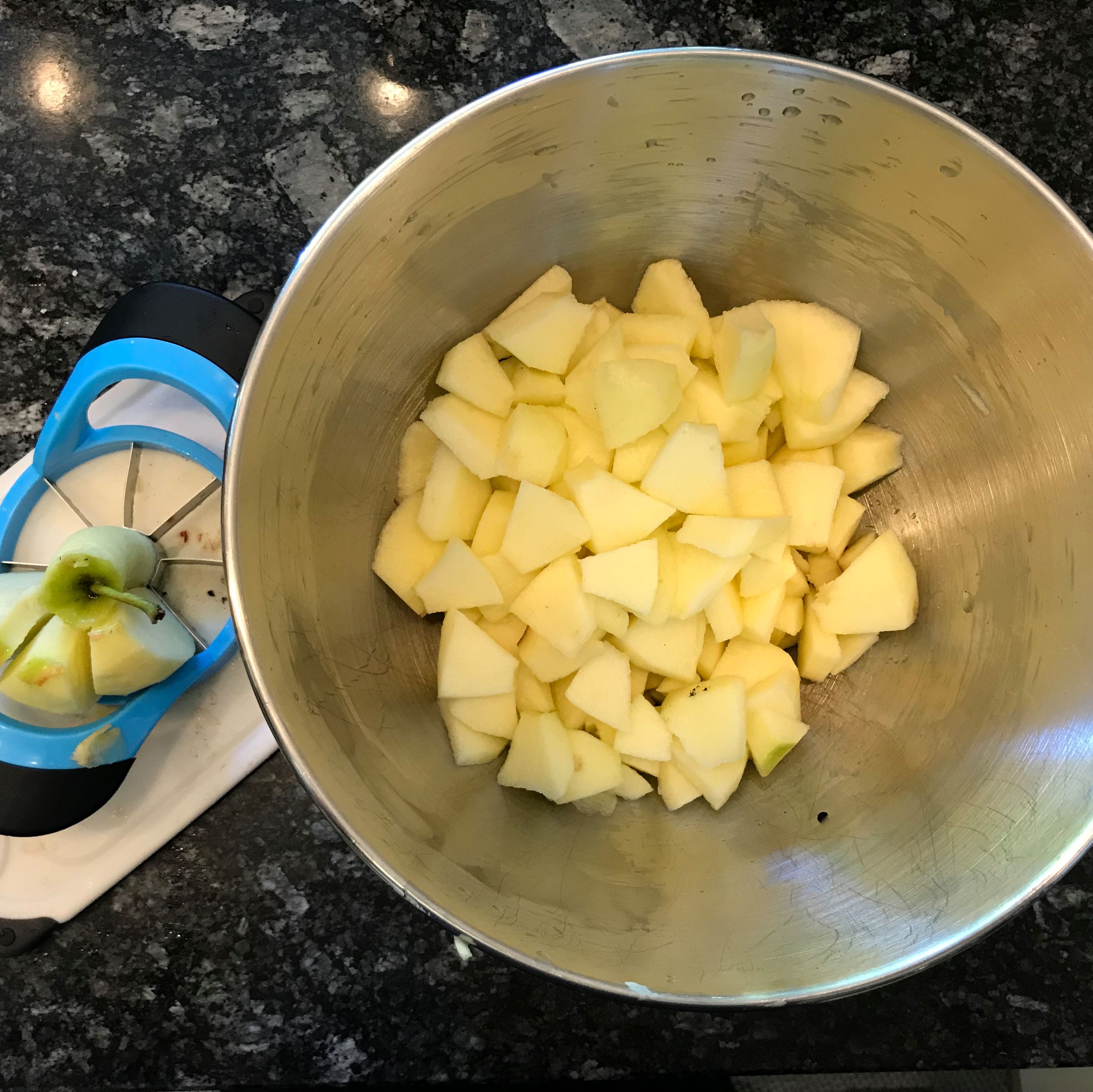 Für die Füllung, die Boscop Äpfel waschen, vierteln und klein schneiden. Danach die restlichen Zutaten hinzugeben gut vermengen.