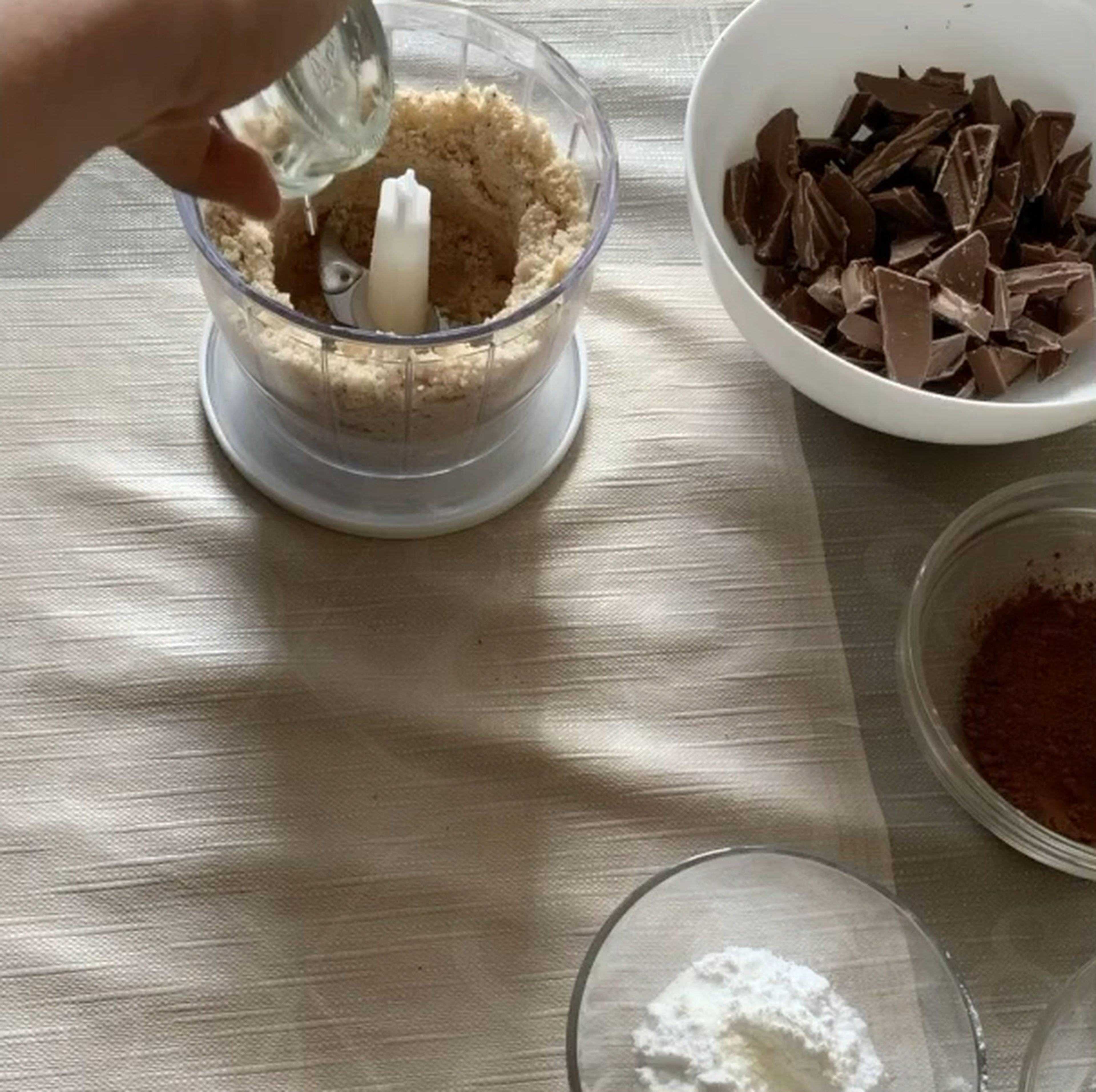 Add to the nut-paste oil, cocoa powder, sugar powder, salt and vanilla extract. Combine them until smooth.