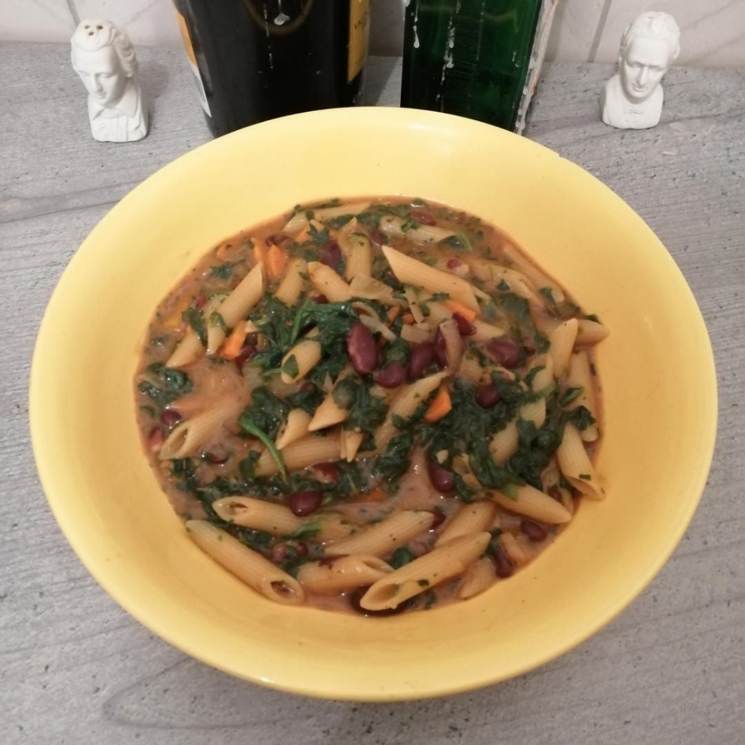 One-Pot-Pasta (mit Spinat, Kidneybohnen und Käsesauce)