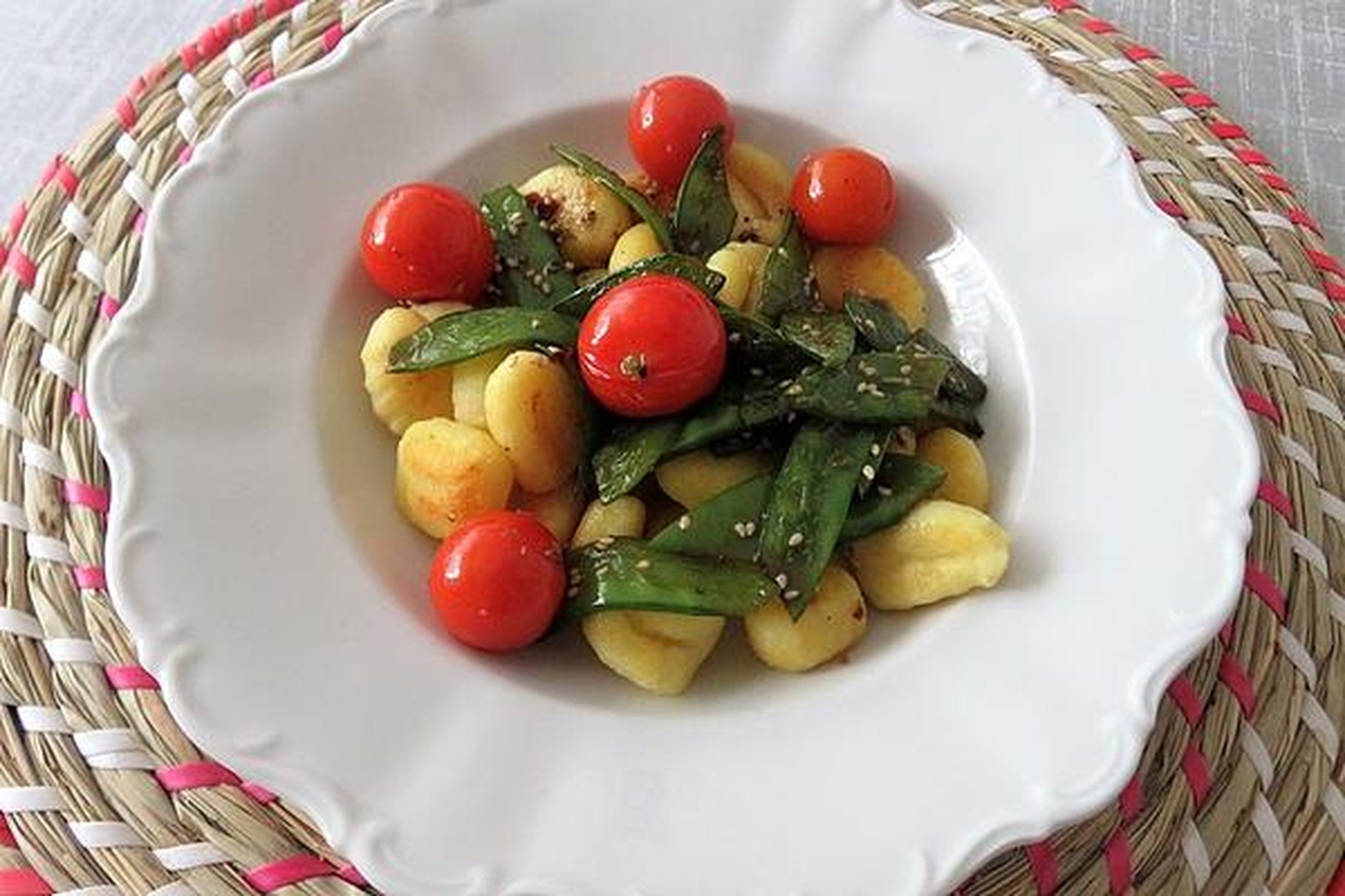 Gnochi mit Kaiserschoten und Cherrytomaten | Rezept | Kitchen Stories