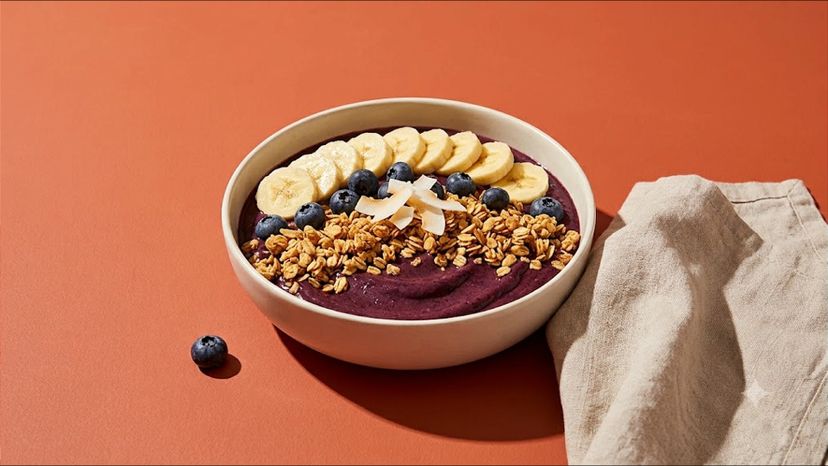 Cremige Açaí-Bowl mit knusprigem Granola für einen entspannten Morgen