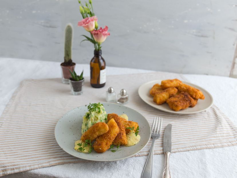 Fish fingers with mashed potatoes and remoulade