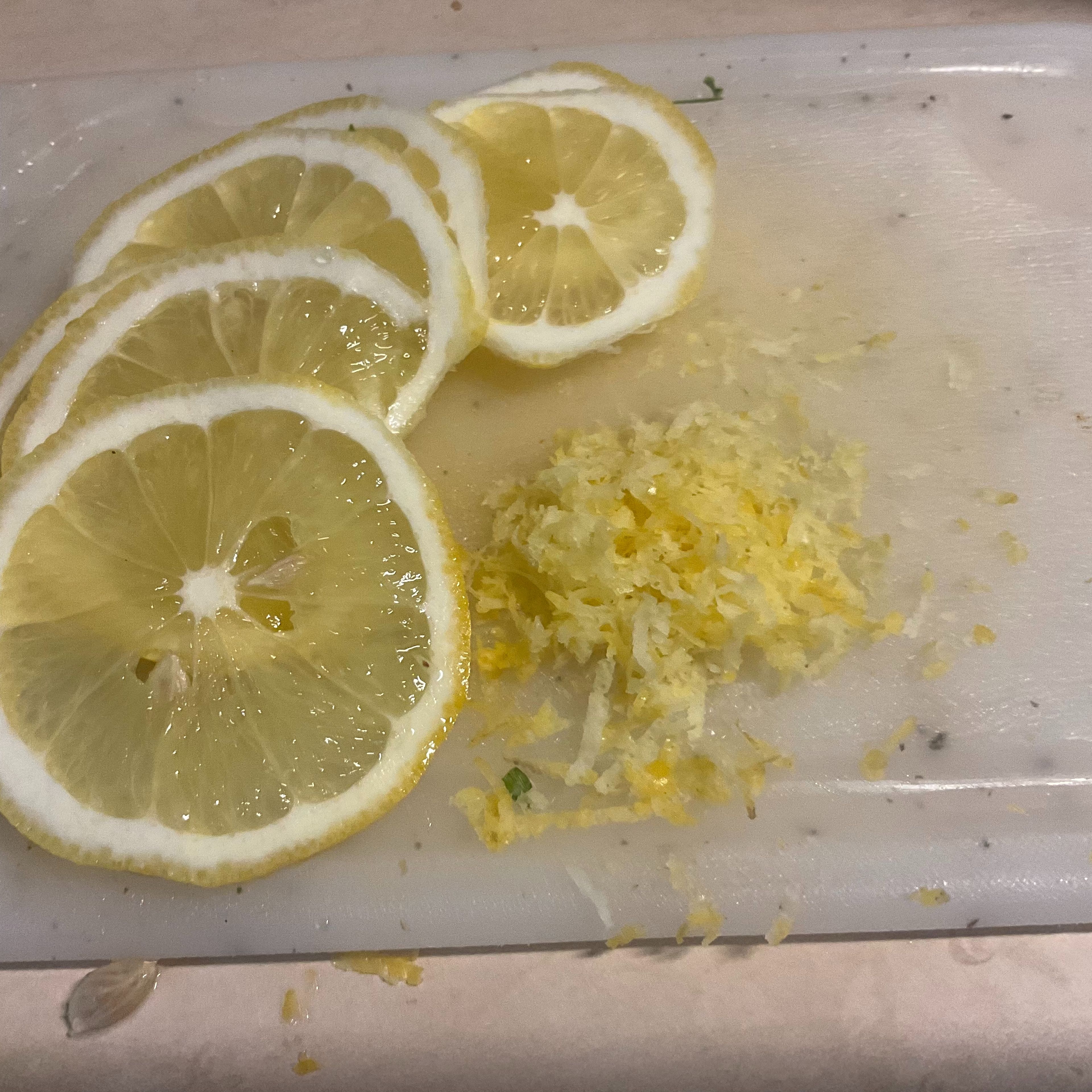 Eine Zitrone halbieren, deren Saft brauche ich später für das Pulpogelee. Eine viertel Zitrone ungepritzt (Bio) mittels einer Reibe nen Zitronenabrieb herstellen, die andere Hälfte in feine Zitronenscheiben schneiden um das Carpaccio später zu garnieren.