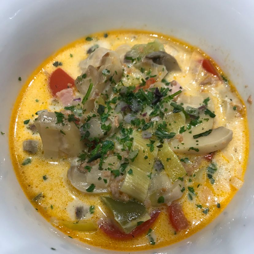 Hackfleisch-Suppe mit Gemüse & Schmelzkäse