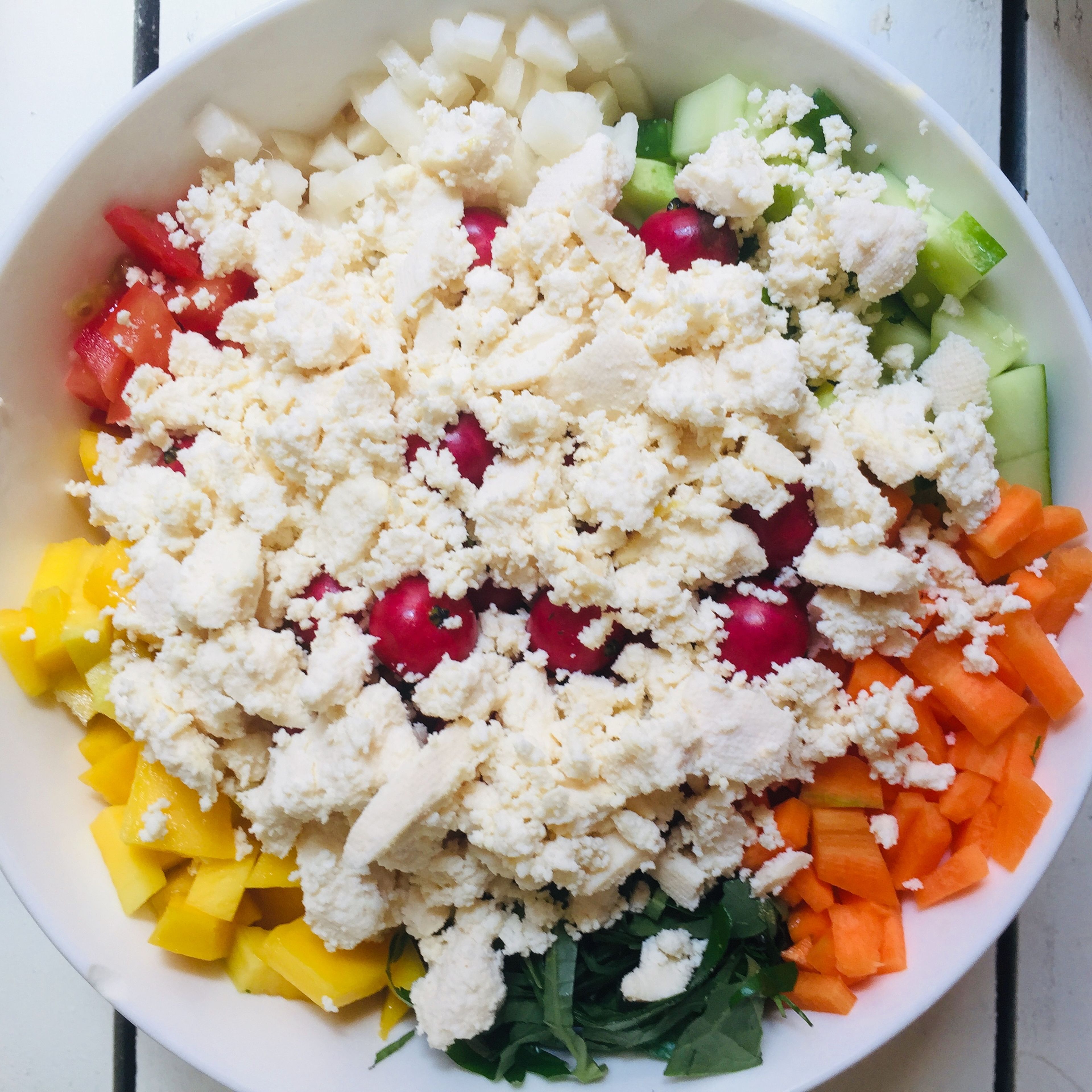 Chop the ricotta cheese into small pieces and add to the salad bowl.