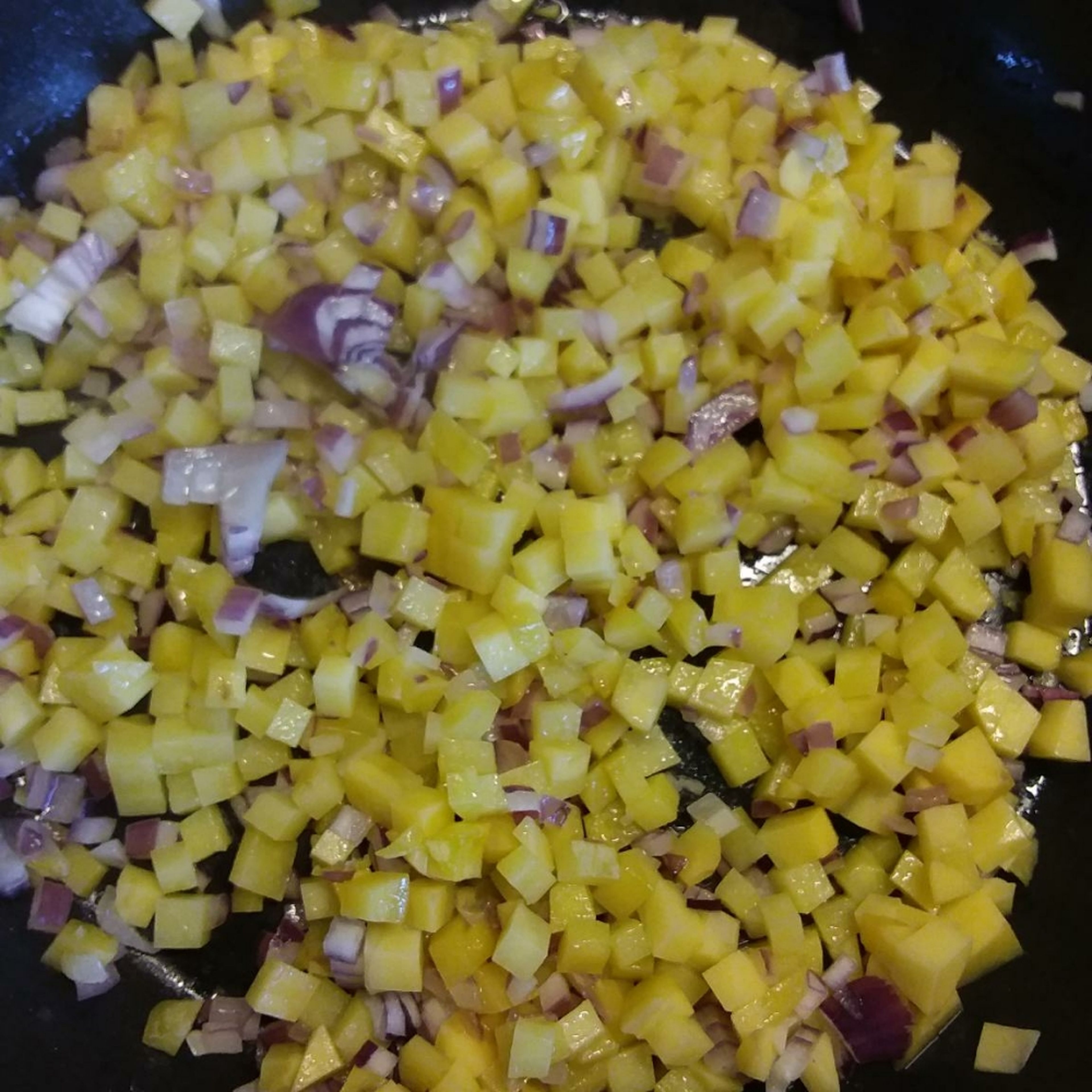 Kartoffel würfeln und mit der gewürfelten Zwiebel in der Pfanne mit wenig Öl braten, bissfest, nicht durchgaren lassen.