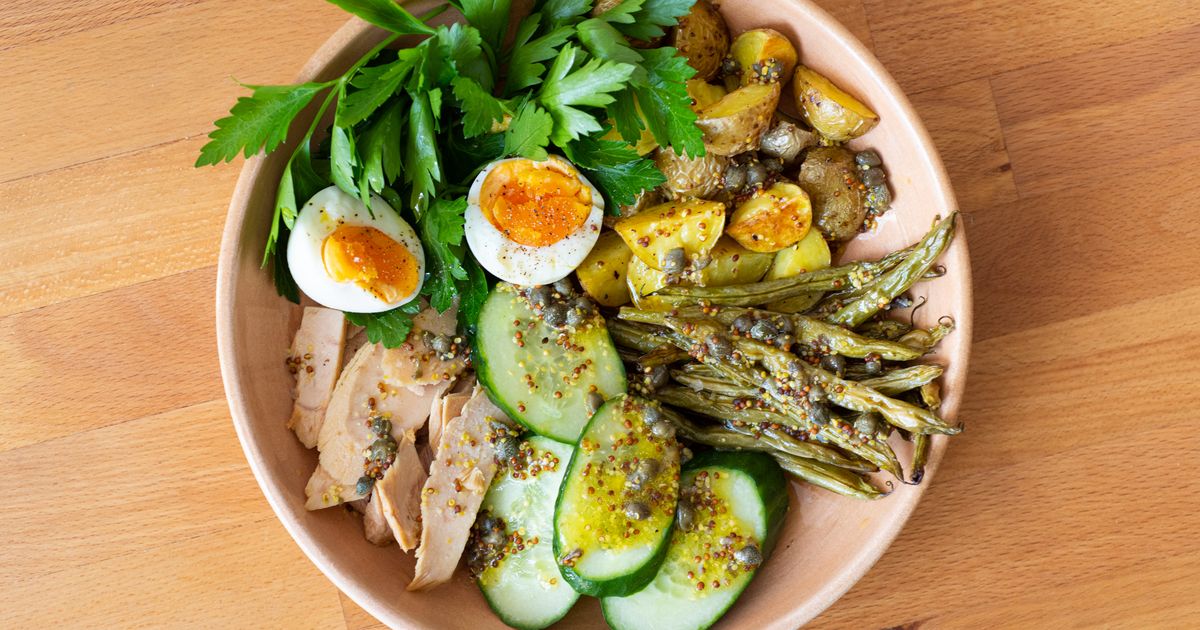 Devan macht Salat nach Art Niçoise (französischer Salat mit gekochtem ...