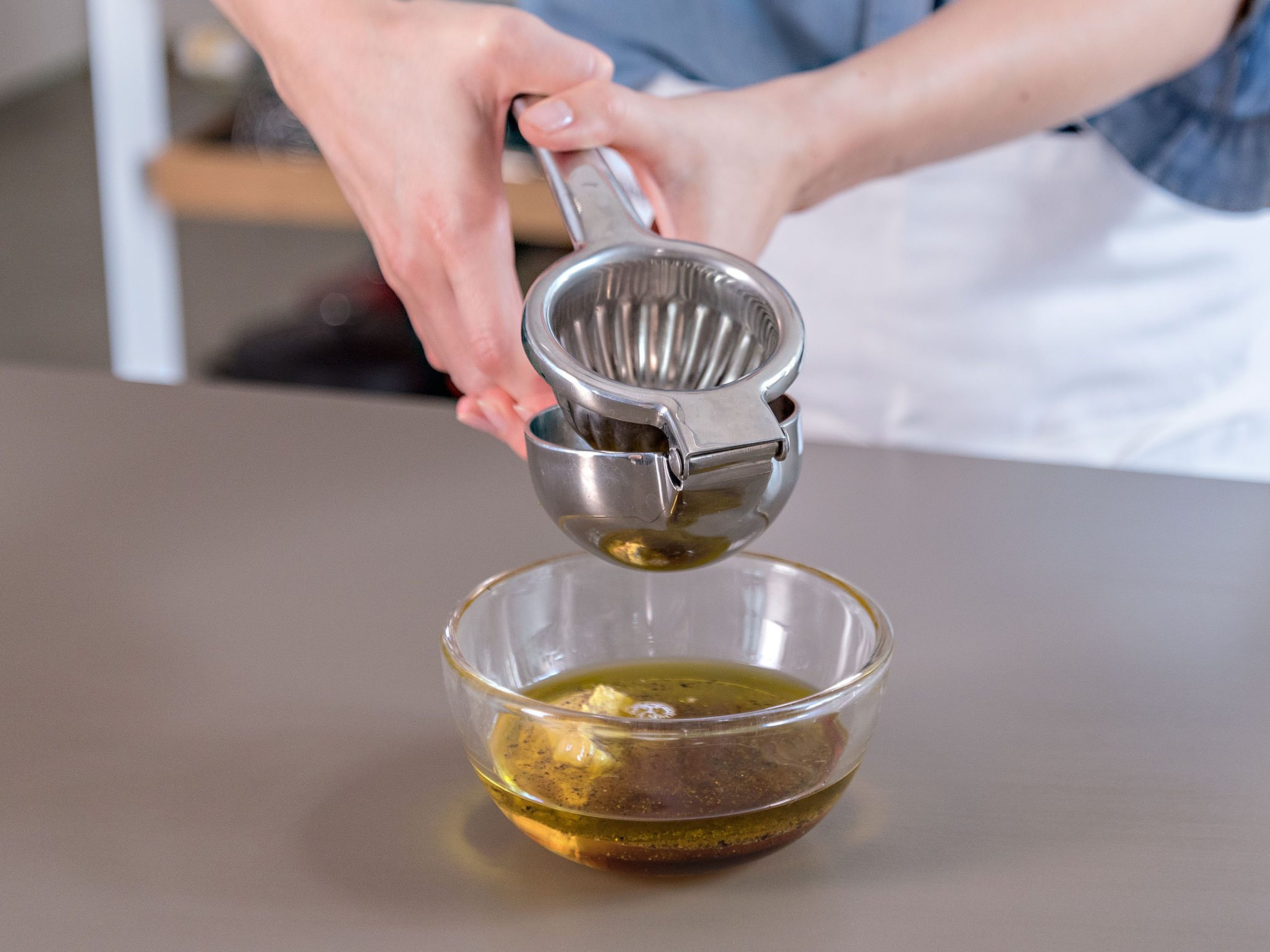 Für das Dressing Olivenöl, Apfelessig, Honig, Dijon Senf und Zitronensaft in eine Rührschüssel geben und verrühren. Mit Salz und Pfeffer abschmecken.