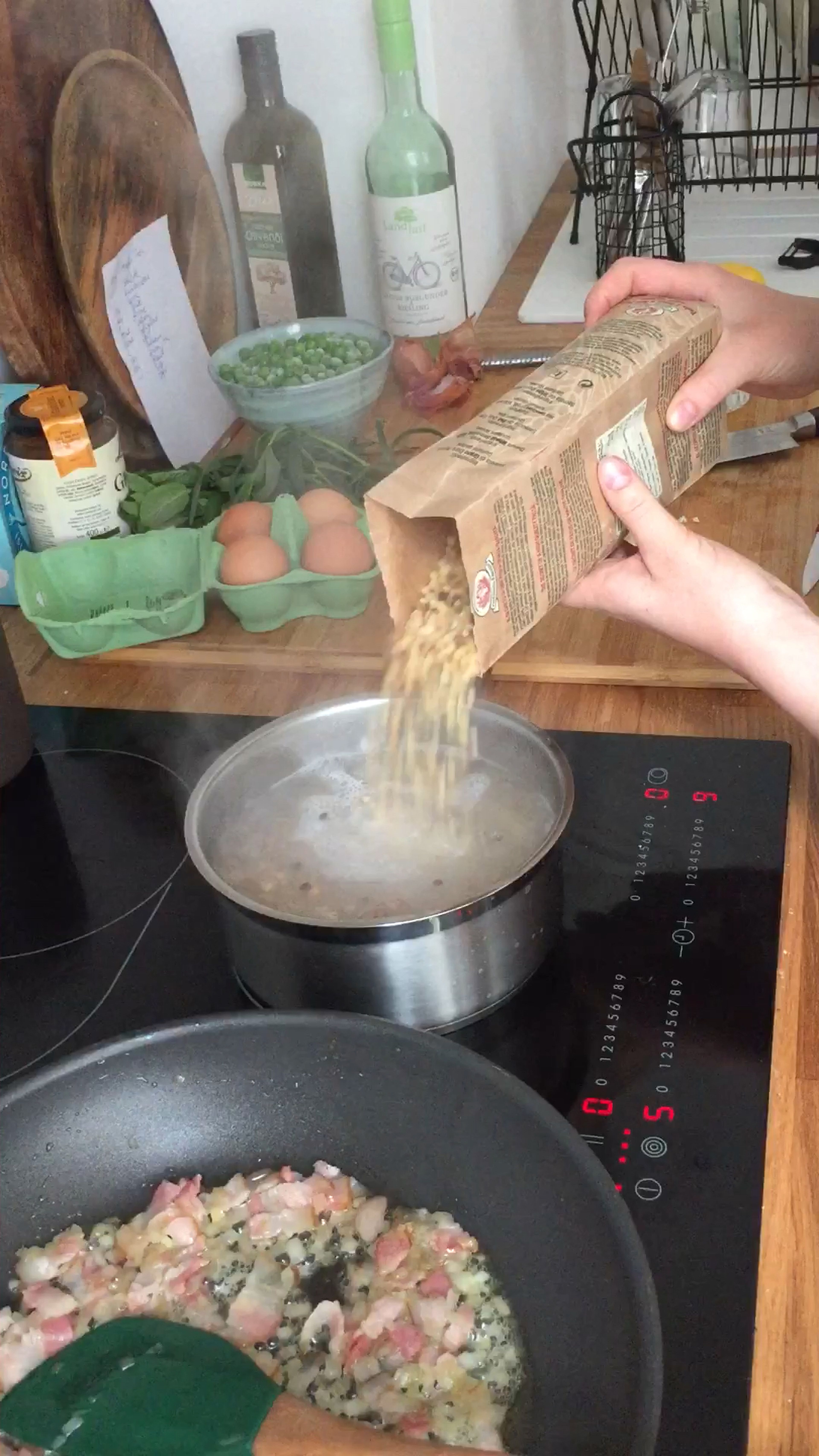Pasta in gesalzenem Wasser 6mon kochen. Speck, Zwiebeln und Knoblauch in Olivenöl anbraten.