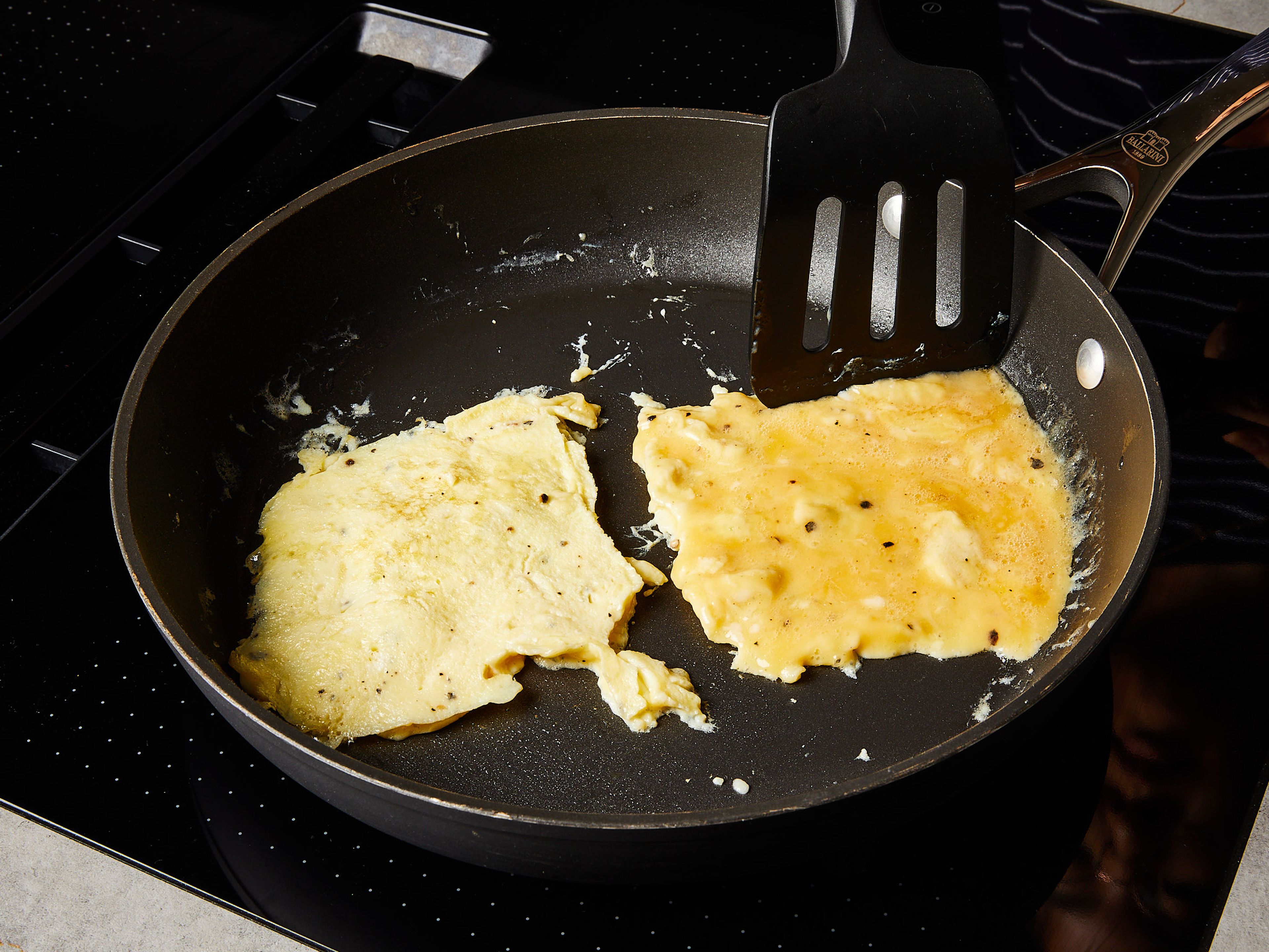 Pflanzenöl in einer beschichteten Pfanne auf mittlerer Temperatur erhitzen. Eier in eine kleine Schüssel schlagen und mit Salz, Pfeffer und einer Prise Zucker verquirlen. Die Eier in die Pfanne geben und zum Omelett braten: Mit einem Pfannenwender die Eier einige Male in die Mitte schieben und die Lücken wieder mit Ei durchs Schwenken bedecken. Zu einem Rechteck formen, stocken lassen und das Omelett in zwei Quadrate halbieren.