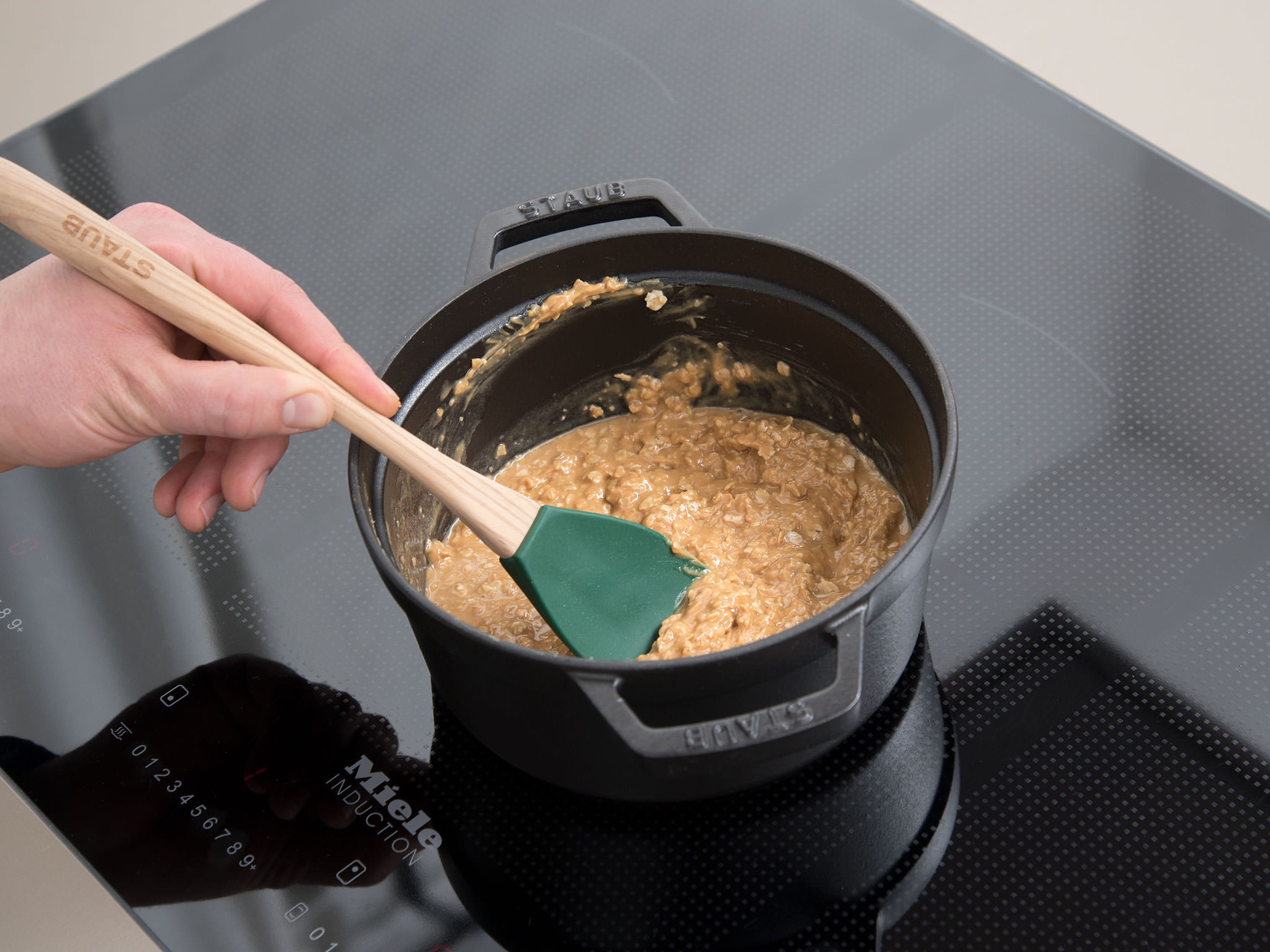 In a bowl, mix peanut butter, maple syrup and rolled oats with a rubber spatula. Melt the coconut oil in a small pot over low heat and add the peanut butter mixture to the pot. Cook for approx. 1 min.
