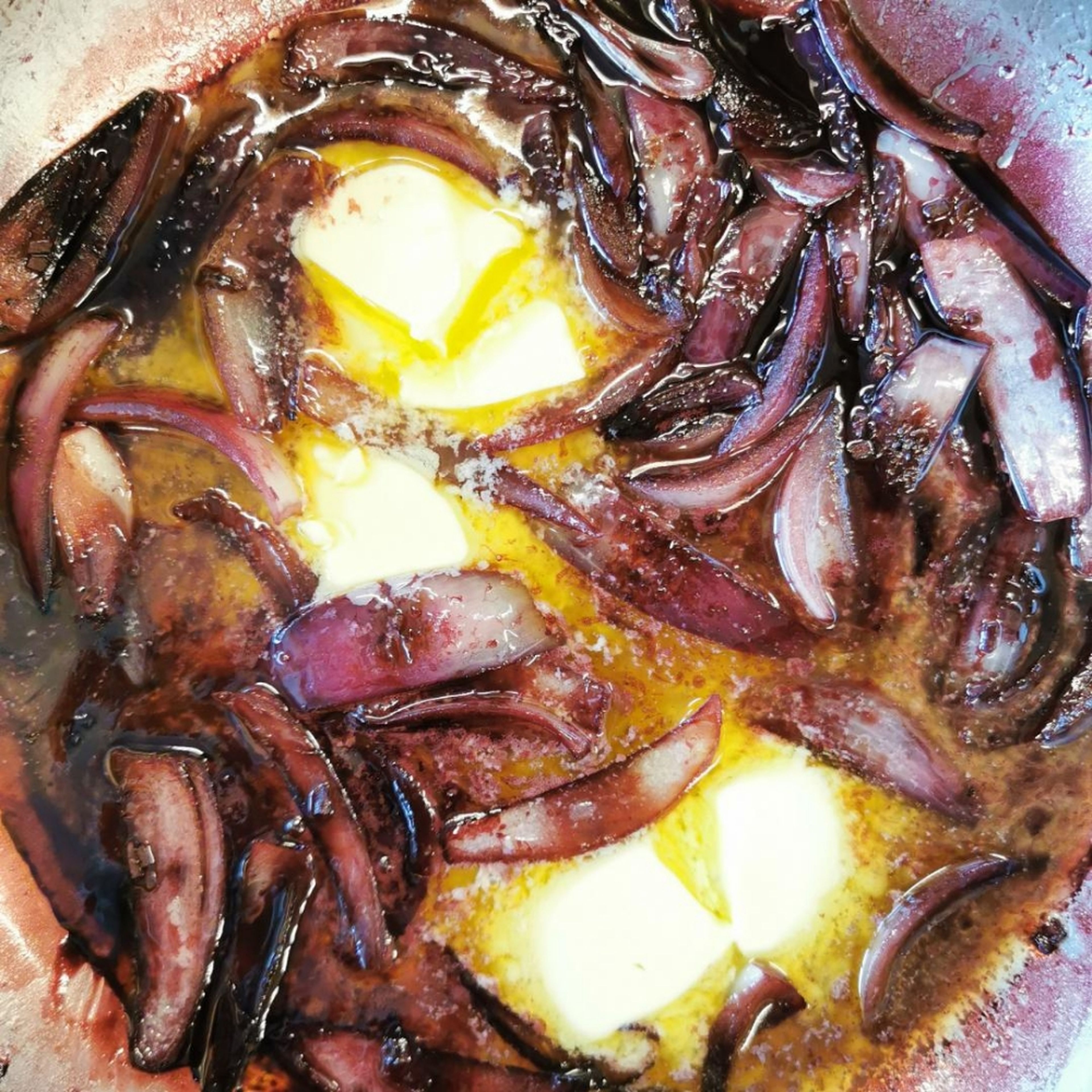 Sauté the onions in a pan with a little oil. After about 5 minutes add the garlic and after about 1 minute sprinkle everything with sugar. Now wait until the sugar has caramelized. Then immediately deglaze with the remaining red wine and add butter.