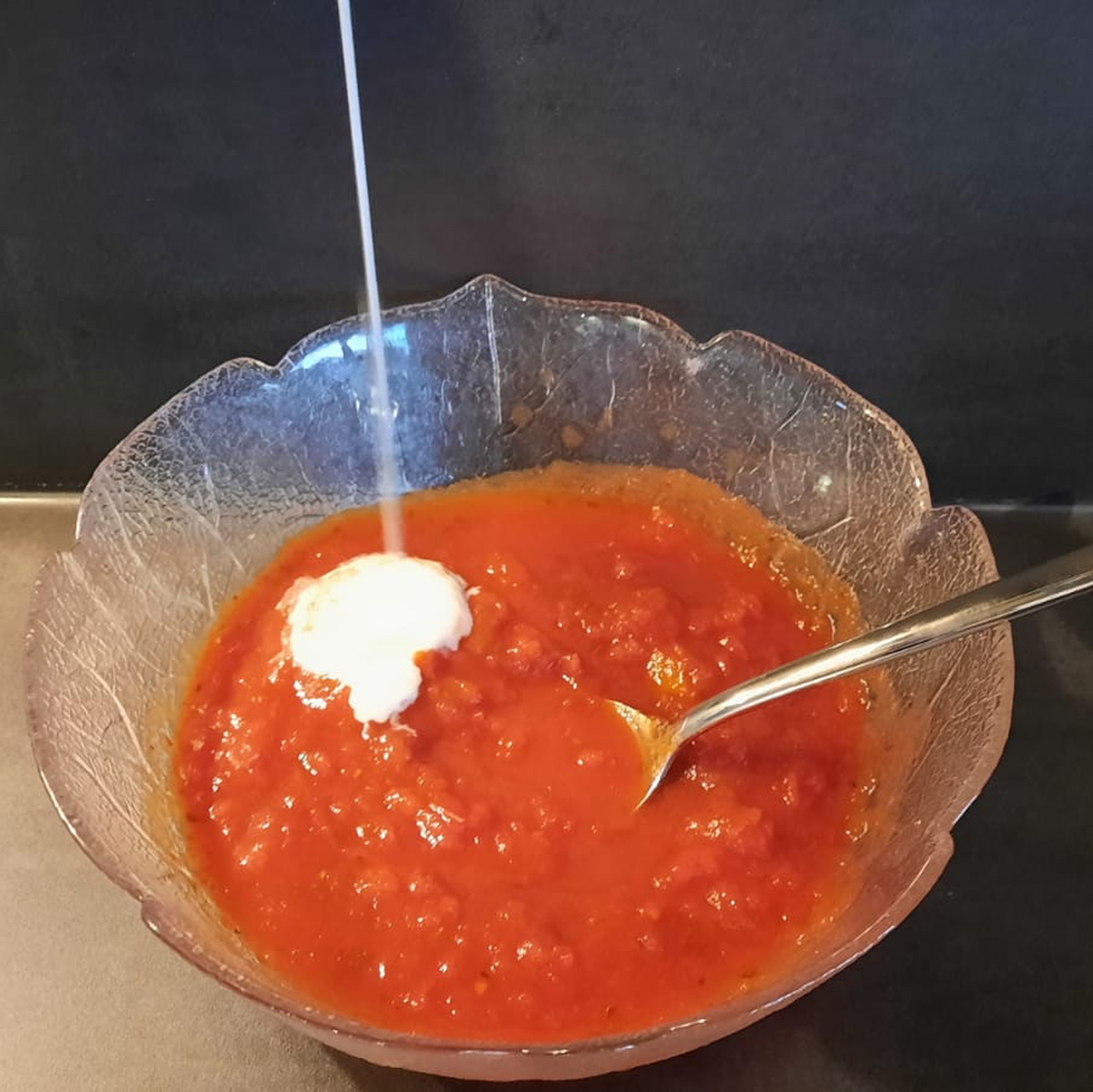 Tomatenwürfel mit der Sahne mischen, mit Salz und Pfeffer würzen.