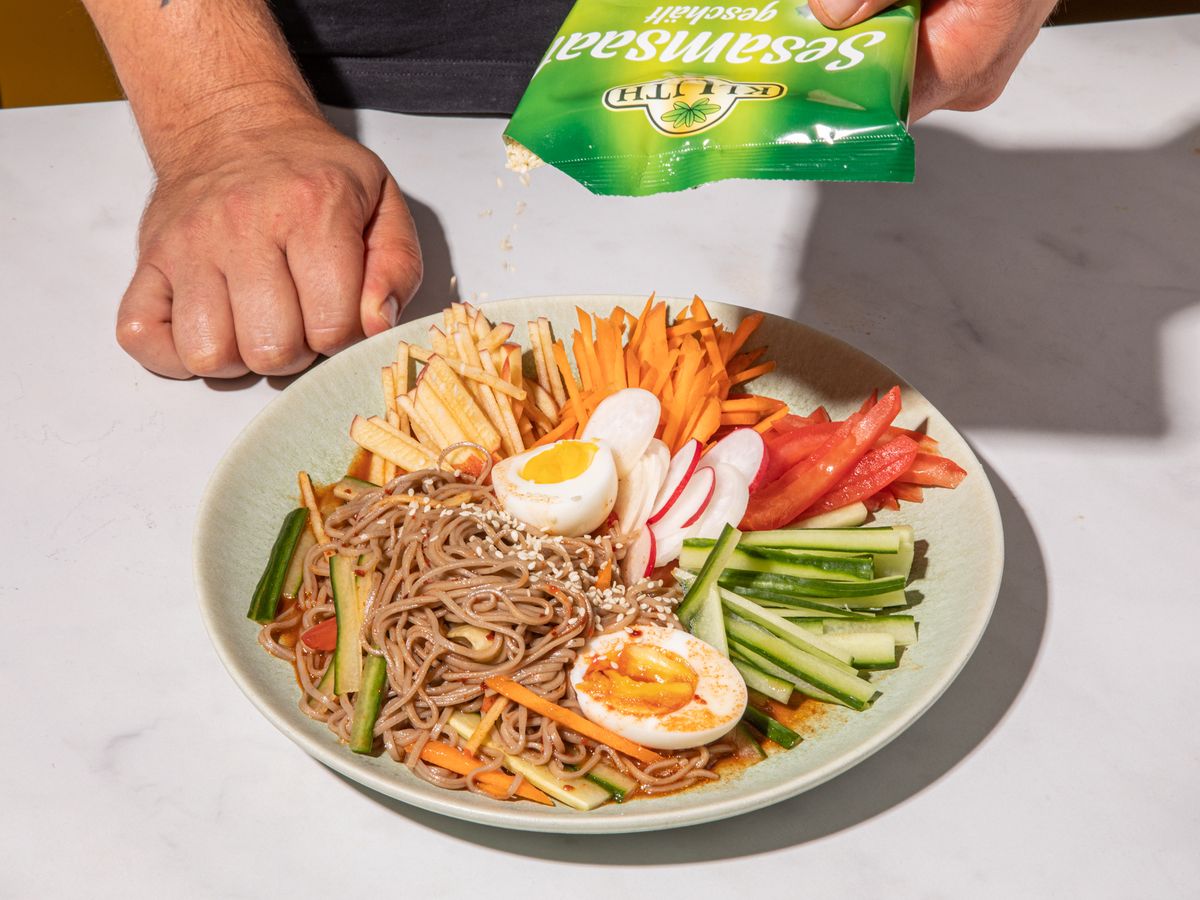 Scharfe koreanische kalte Nudeln mit Gemüse (Jaengban Guksu) | Rezept ...