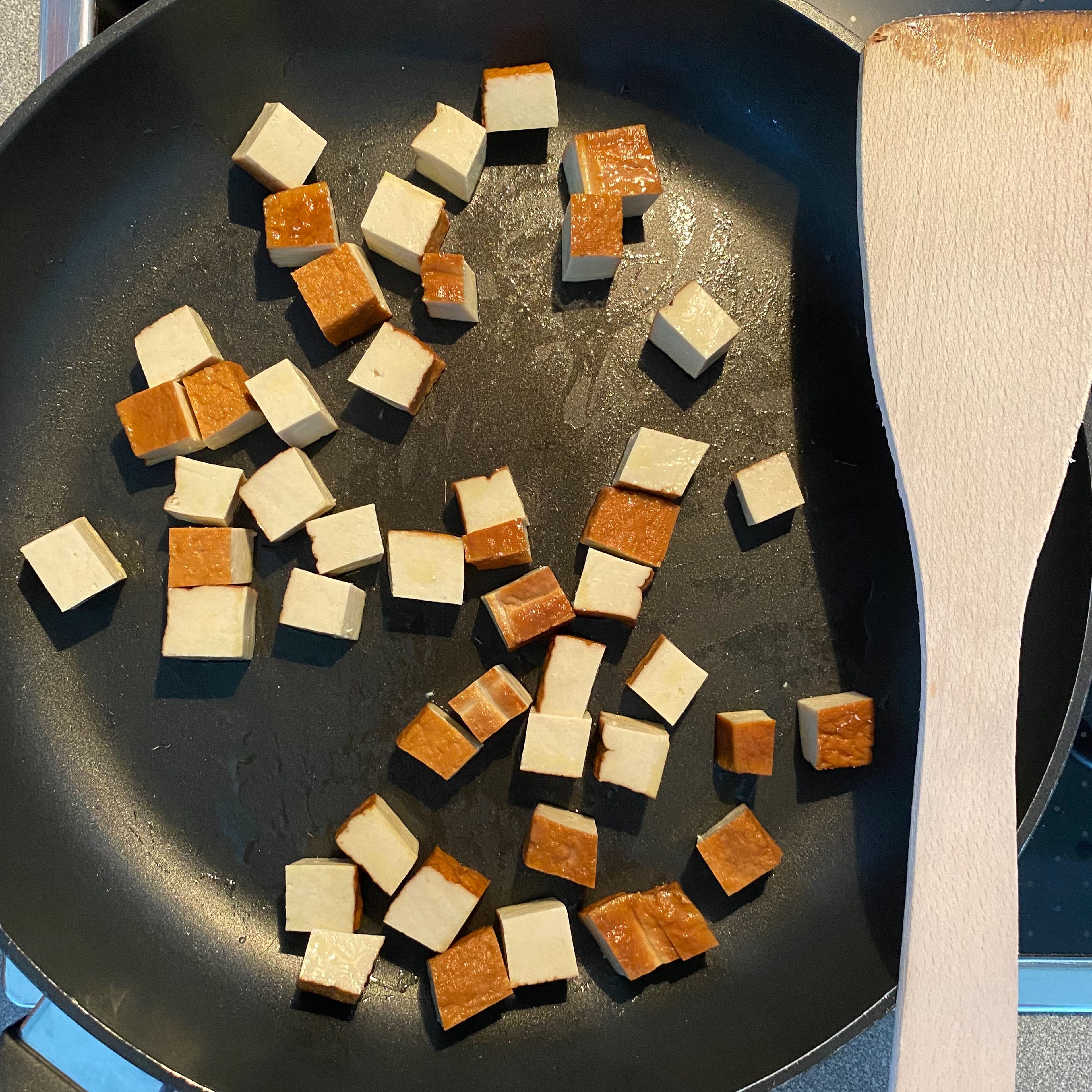 Tofu in gleichmäßige Würfel schneiden und in einer Pfanne mit ein wenig Olivenöl anbraten bis er leicht bräunlich ist.