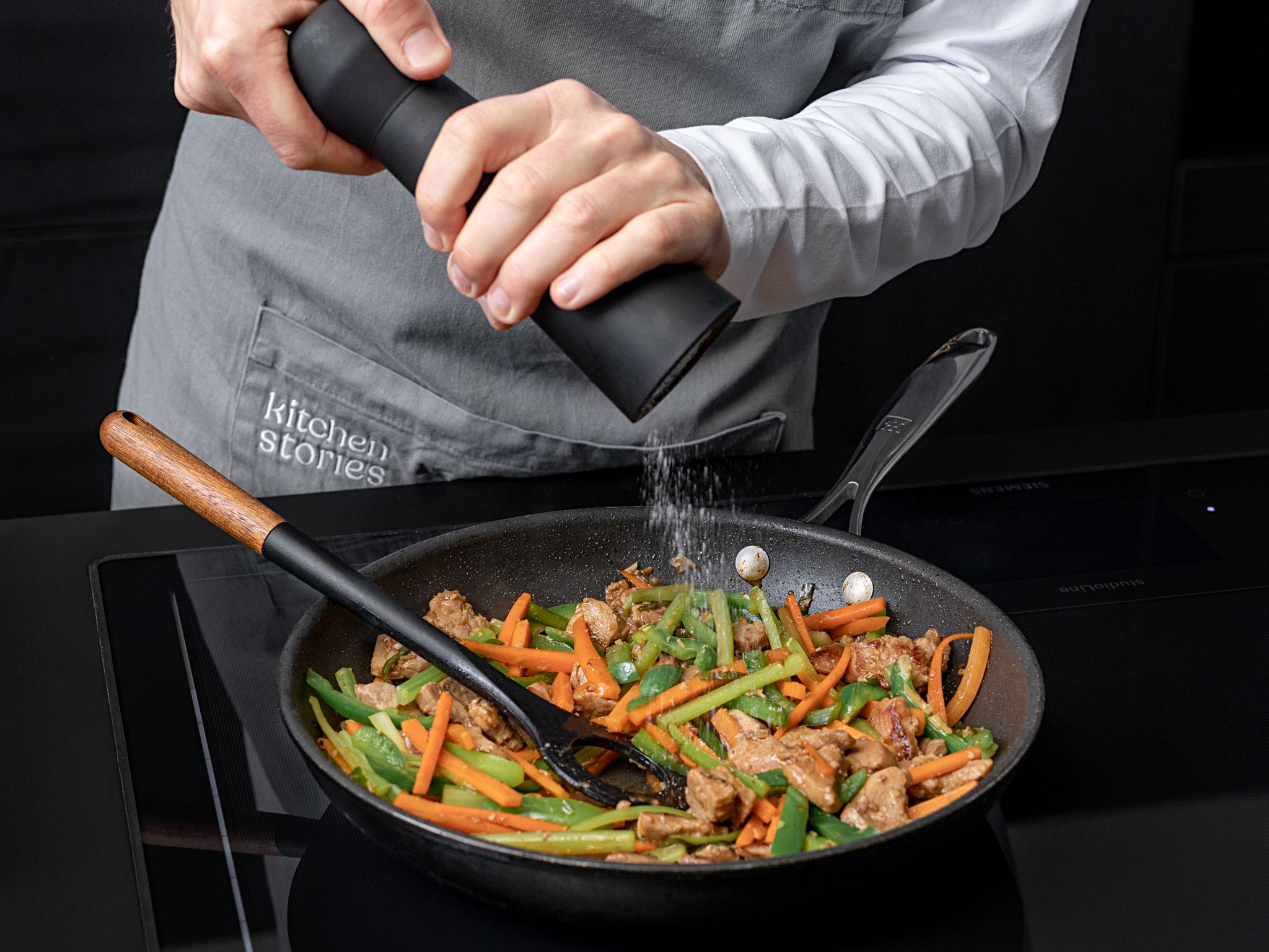 Sliced pork and carrot stir-fry | Recipe | Kitchen Stories