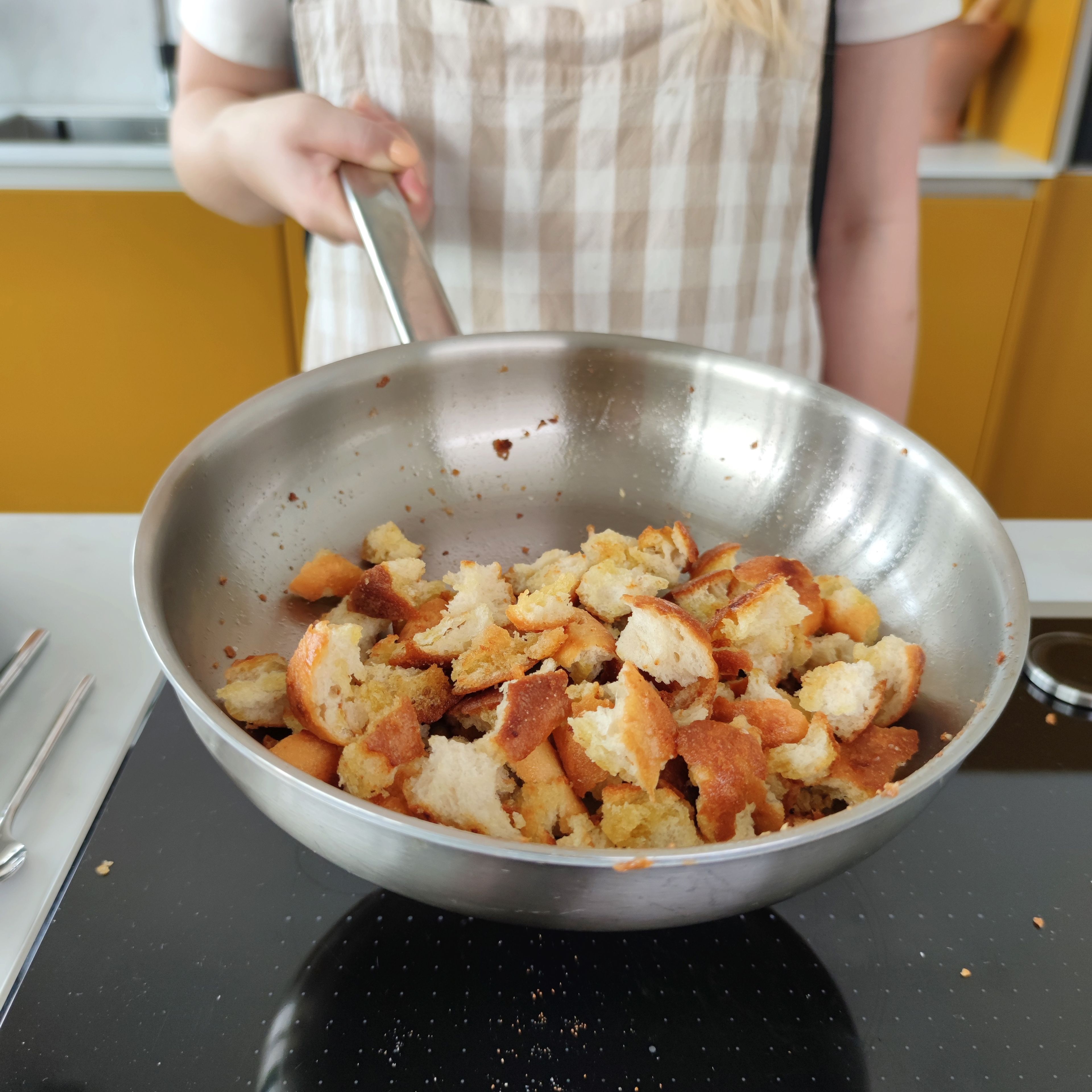 Das Baguette in mundgerechte Stücke reißen und in einer Pfanne mit ca. 3 EL  Olivenöl goldbraun ausbacken. Dann auf einem Küchentuch abtropfen und salzen.