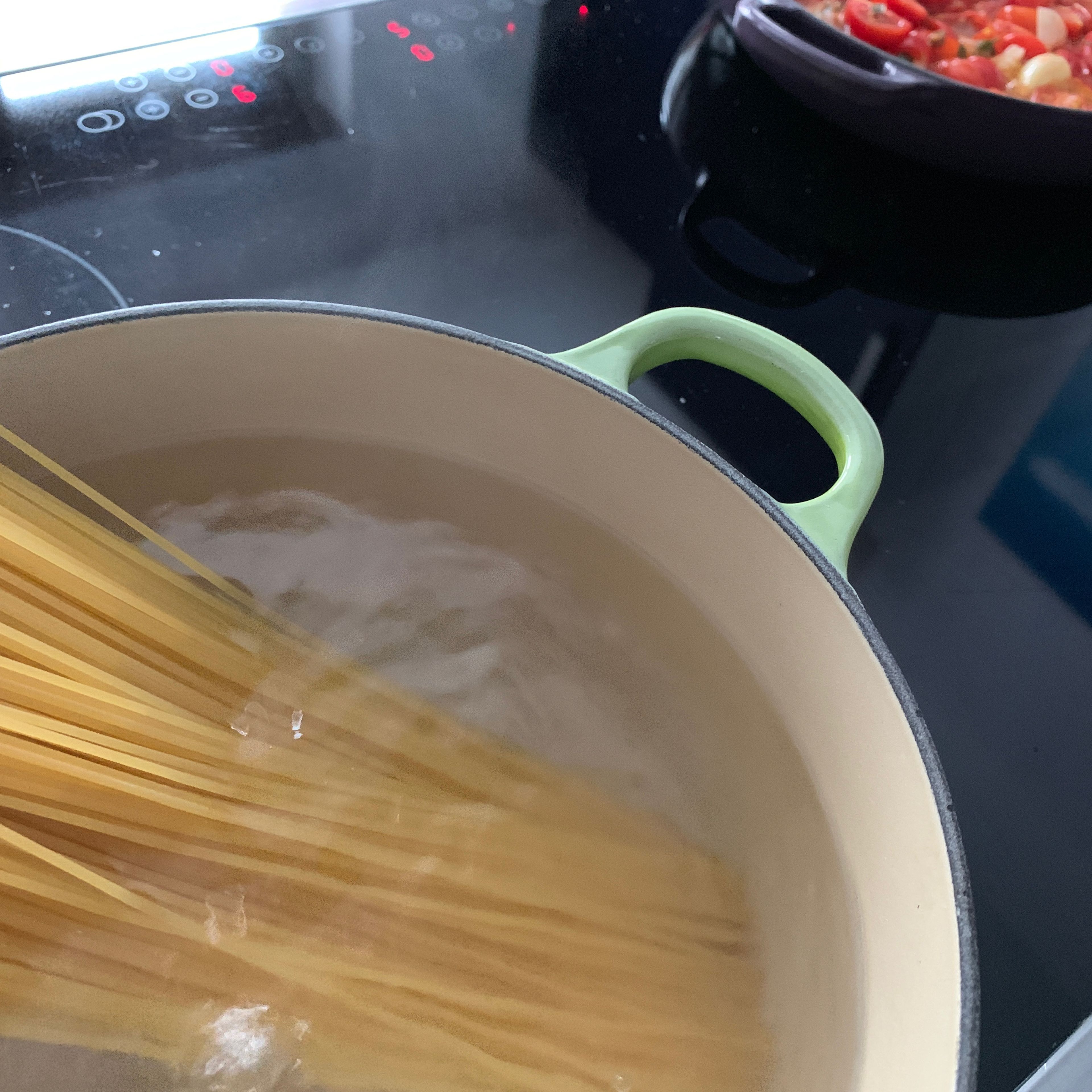 Spaghetti nach Packungsanleitung 10-12 Minuten al dente kochen. Anschließend die Nudeln abgießen.