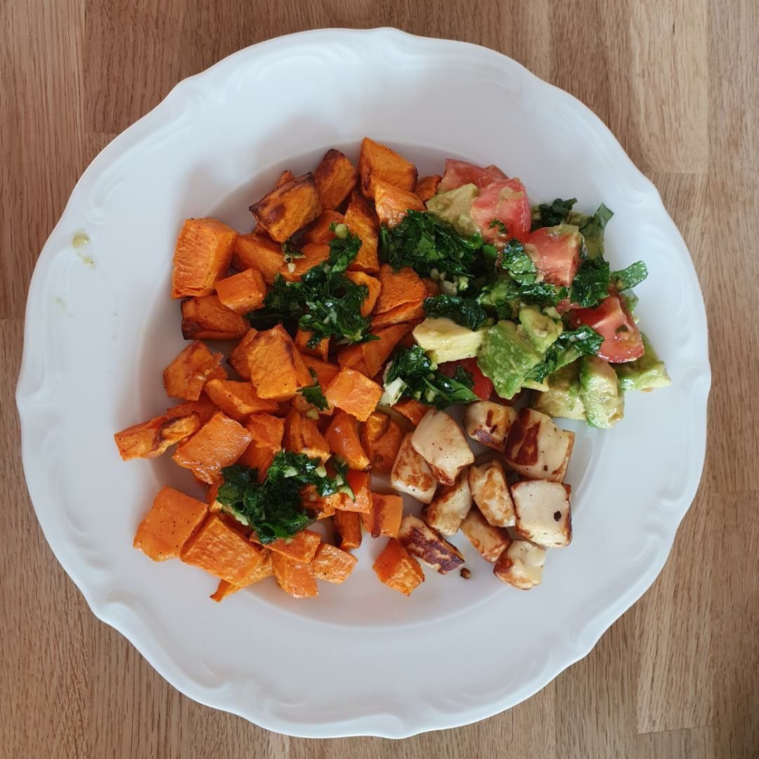 Süßkartoffel Tomaten Avocado Halloumi mit Chimichurri