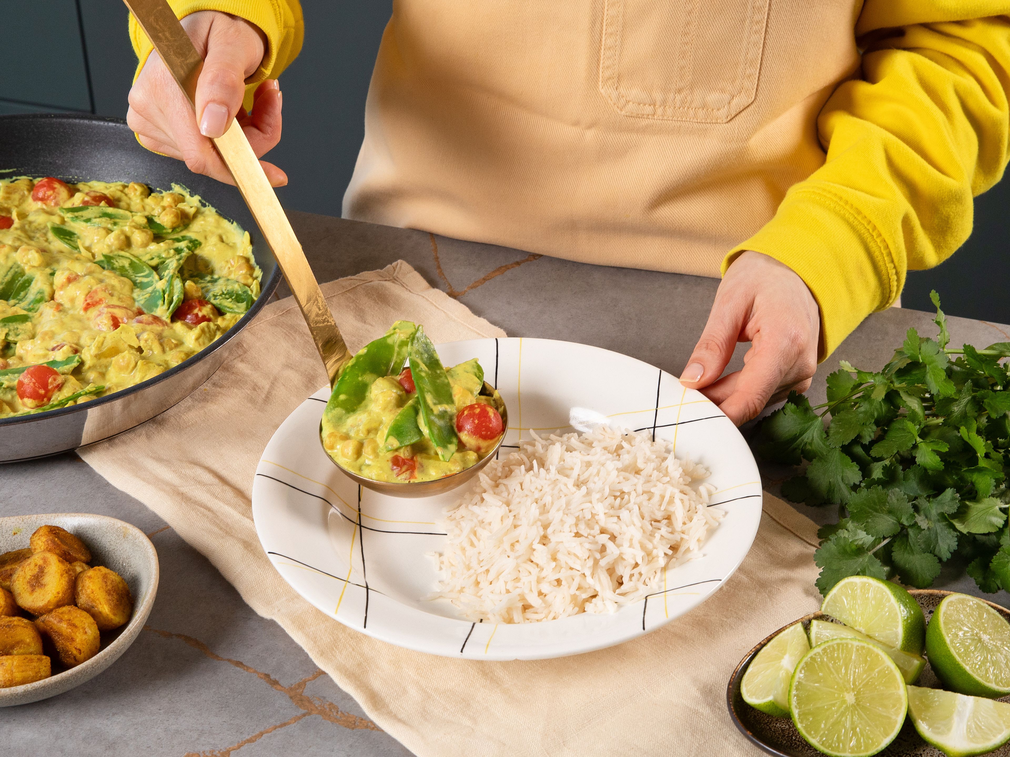 Das Bananen-Curry mit gekochtem Basmatireis servieren und mit den zurückgelegten Bananenscheiben toppen.