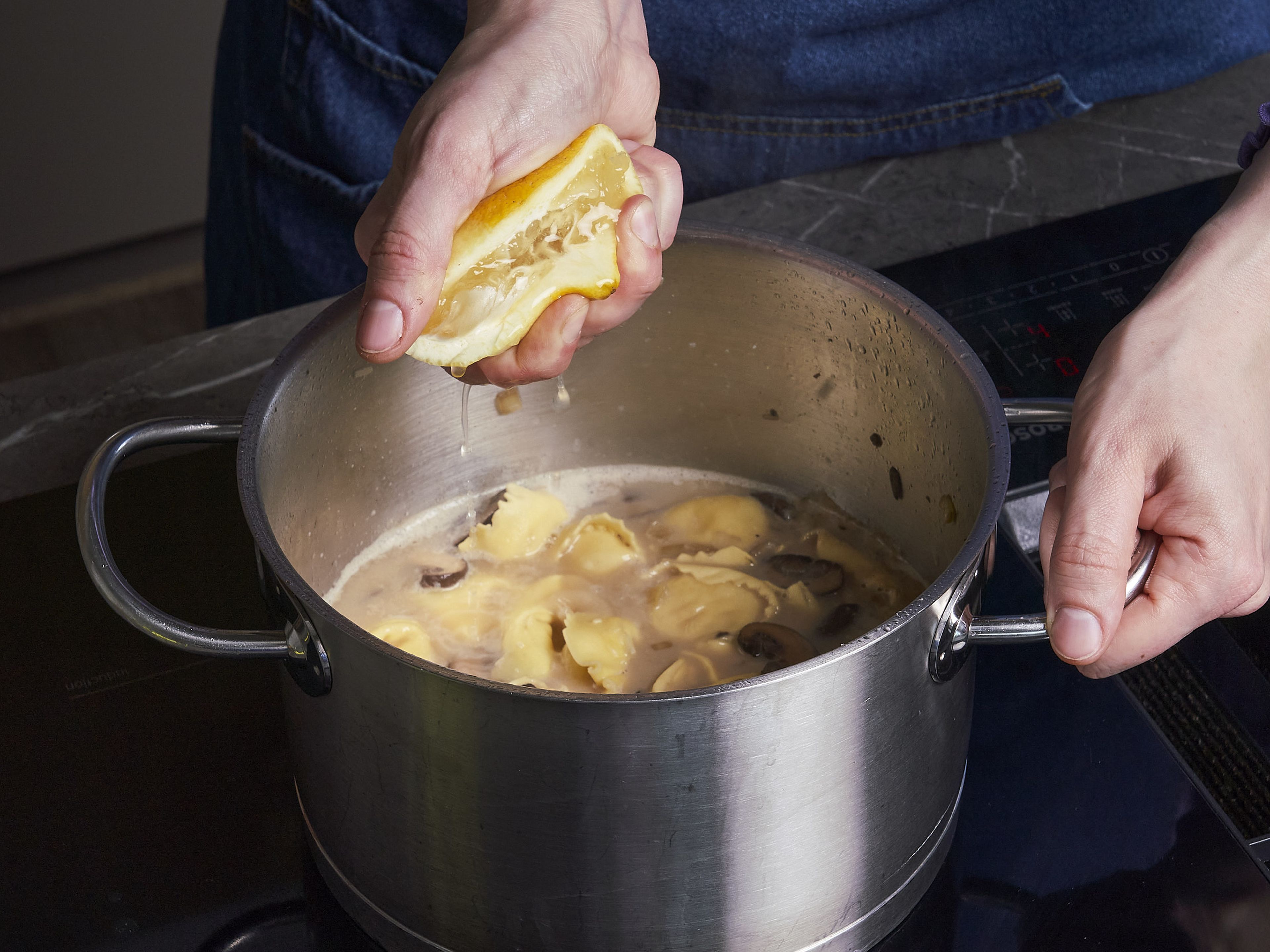 Gemüsebrühe zugeben, aufkochen und ca. 1–2 Min. köcheln lassen. Dann die Tortellini hinzufügen und nach Packungsanweisung kochen. Zum Schluss die Sahne einrühren und ca. 1–2 Min. köcheln lassen. Mit Salz, Pfeffer und Zitronensaft abschmecken. Zitronenabrieb und gehackte Kräuter dazugeben und servieren.