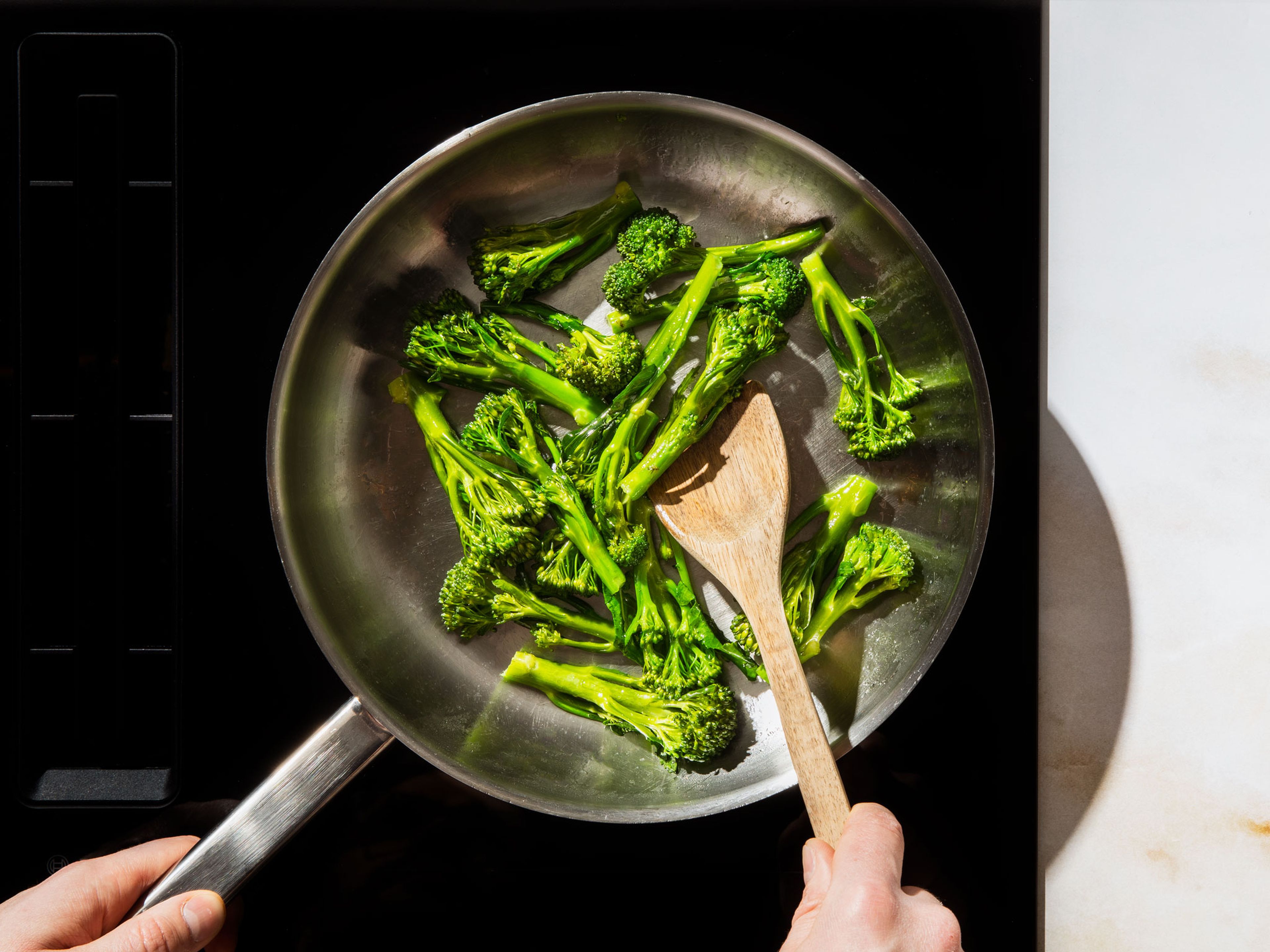 Broccolini und Zuckerschoten putzen, harte Stellen abschneiden, gegebenenfalls einmal zerschneiden, um mundgerechte Stücke zu erhalten. In einer Pfanne Olivenöl erhitzen. Broccolini darin für ca. 1 Min. anschwitzen. Mit 4 EL Wasser ablöschen, Zuckerschoten dazugeben und für 3 – 4 Min. kochen lassen, bis alles Wasser verdunstet und das Gemüse bissfest ist. Das Gemüse aus der Pfanne nehmen und beiseitestellen. In der Zwischenzeit Korianderblätter abzupfen. Kirschtomaten halbieren.