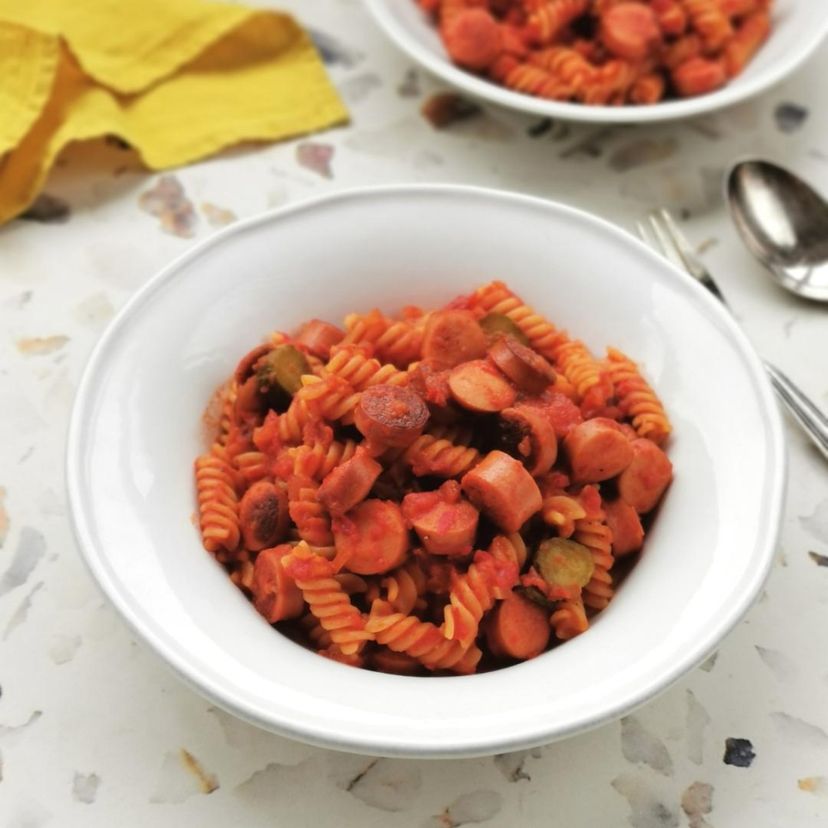 Nudeln mit Würstchen in Tomatensauce