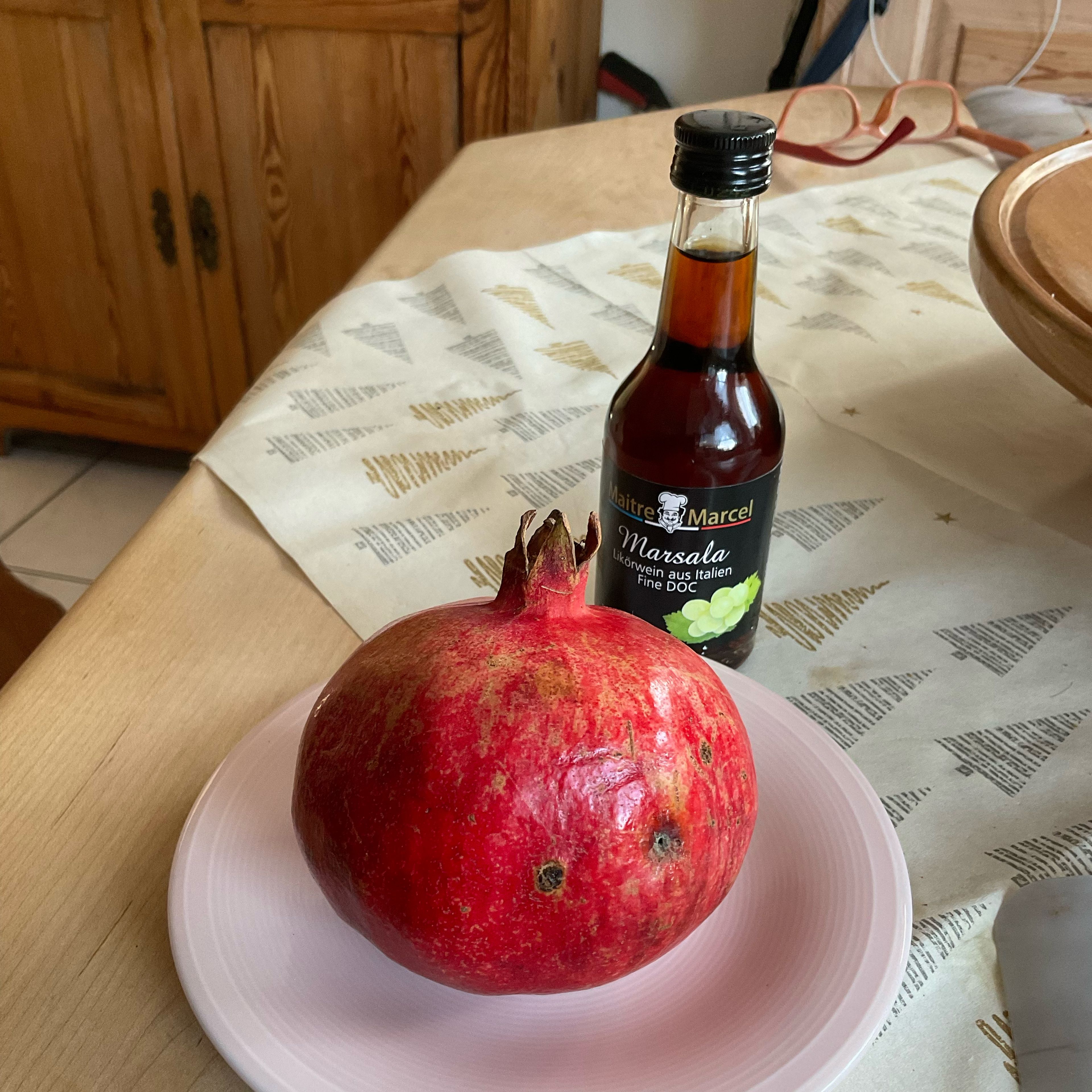 Der Granatapfel ist mit seiner Exotik, seinem Aussehen, besonders seinem Geschmack aussergewöhnlich. Mit seinem herb-süßen, auch säuerlichen Geschmack gibt er weißem Fleisch eine besondere Note.