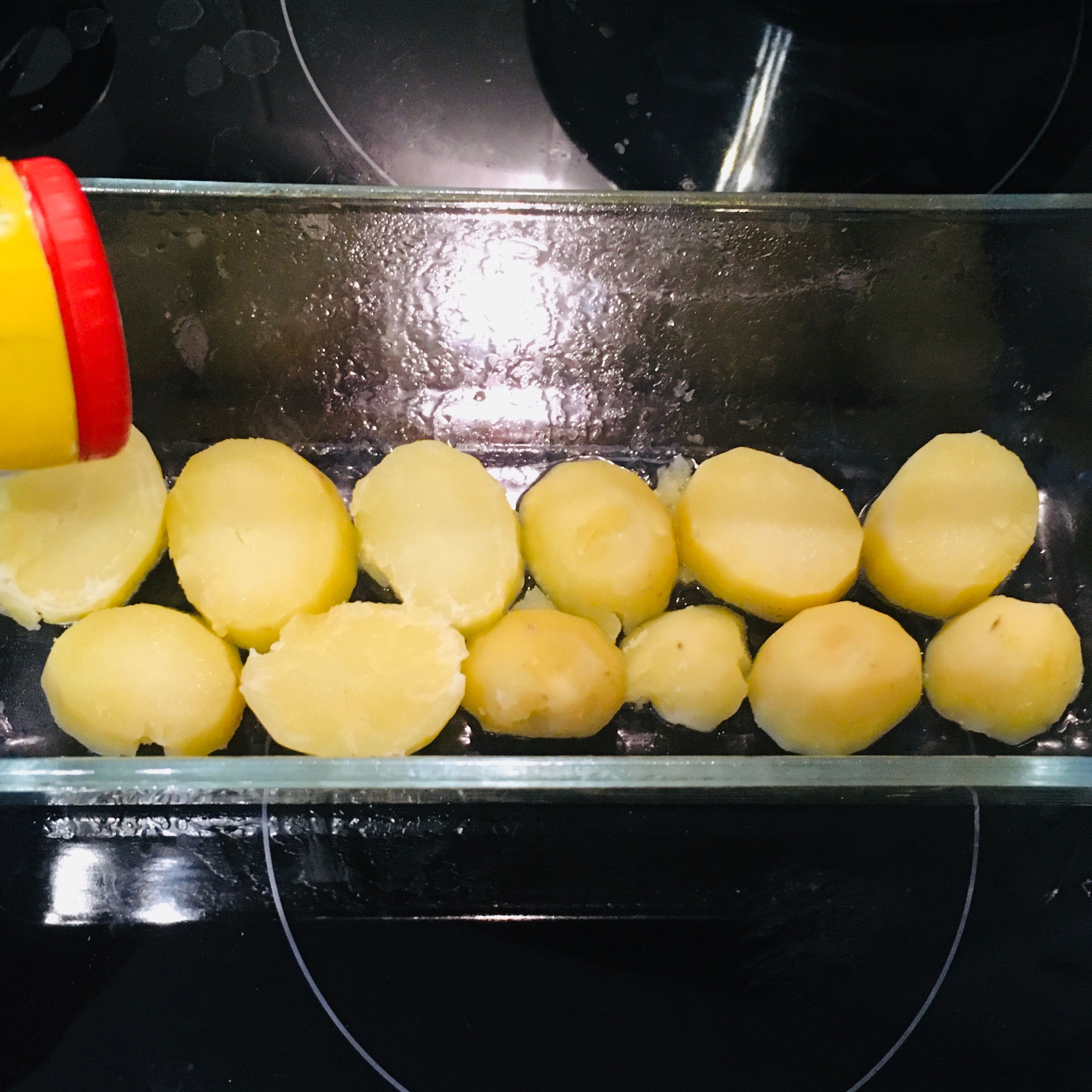 Kastenform einfetten. Mit einem Teil der Kartoffeln den Boden der Form auslegen und salzen.