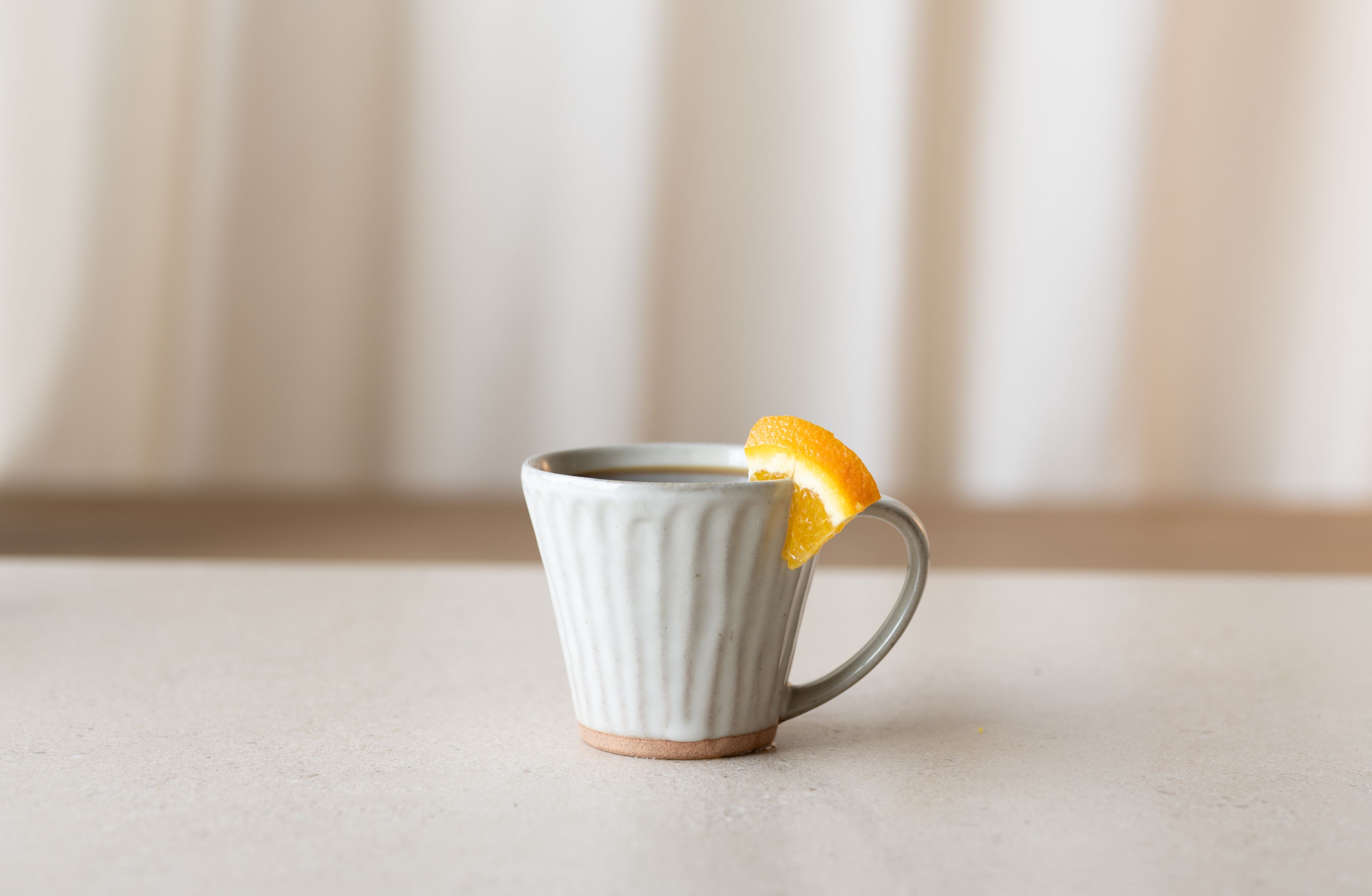 Den Kaffee mit Wasser befeuchten und quellen lassen. In zwei weiteren Aufgüssen das restliche Wasser in kreisenden Bewegungen dazugeben. Zum Schluss noch mit etwas Orange garnieren und genießen.