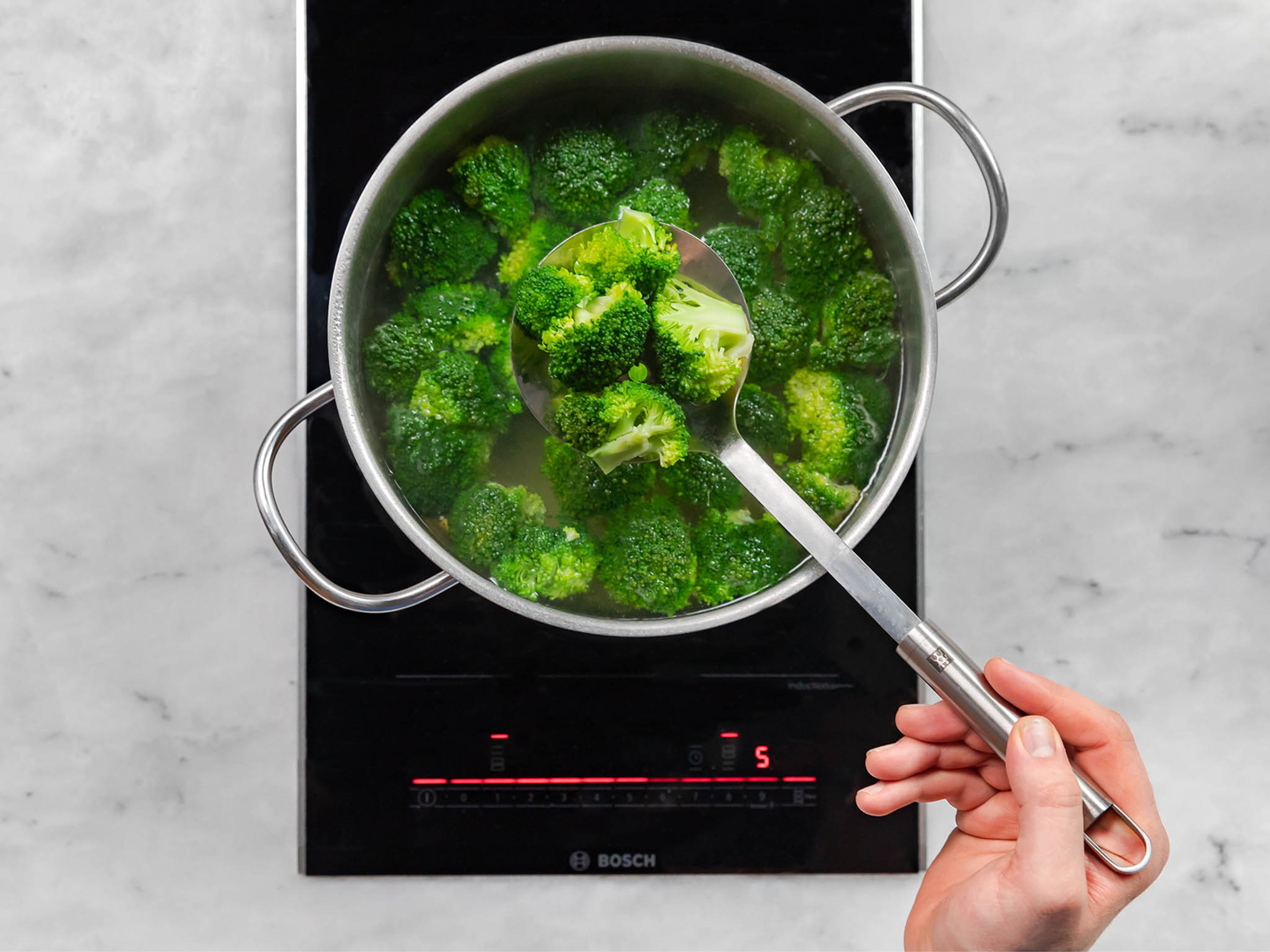 Den Brokkoli in kochendem Salzwasser für 3 Min. blanchieren und dann in Eiswasser abschrecken. Nach dem Abkühlen die Rösschen in kleine Stücke schneiden.