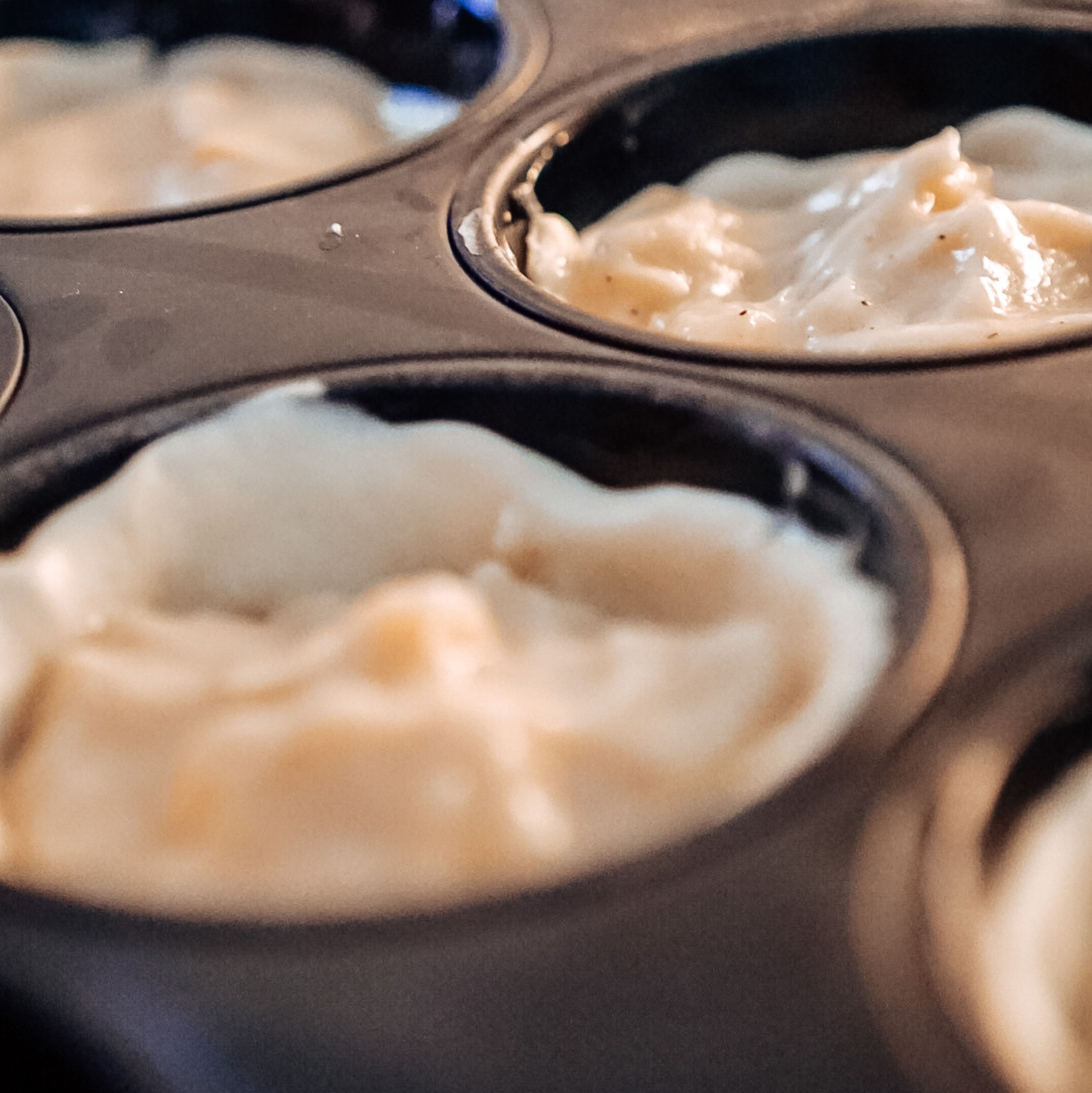 Im Anschluss können die einzelnen Förmchen mit dem Pudding befüllt werden und wandern dann für ca. 20-25 Minuten in den Ofen.