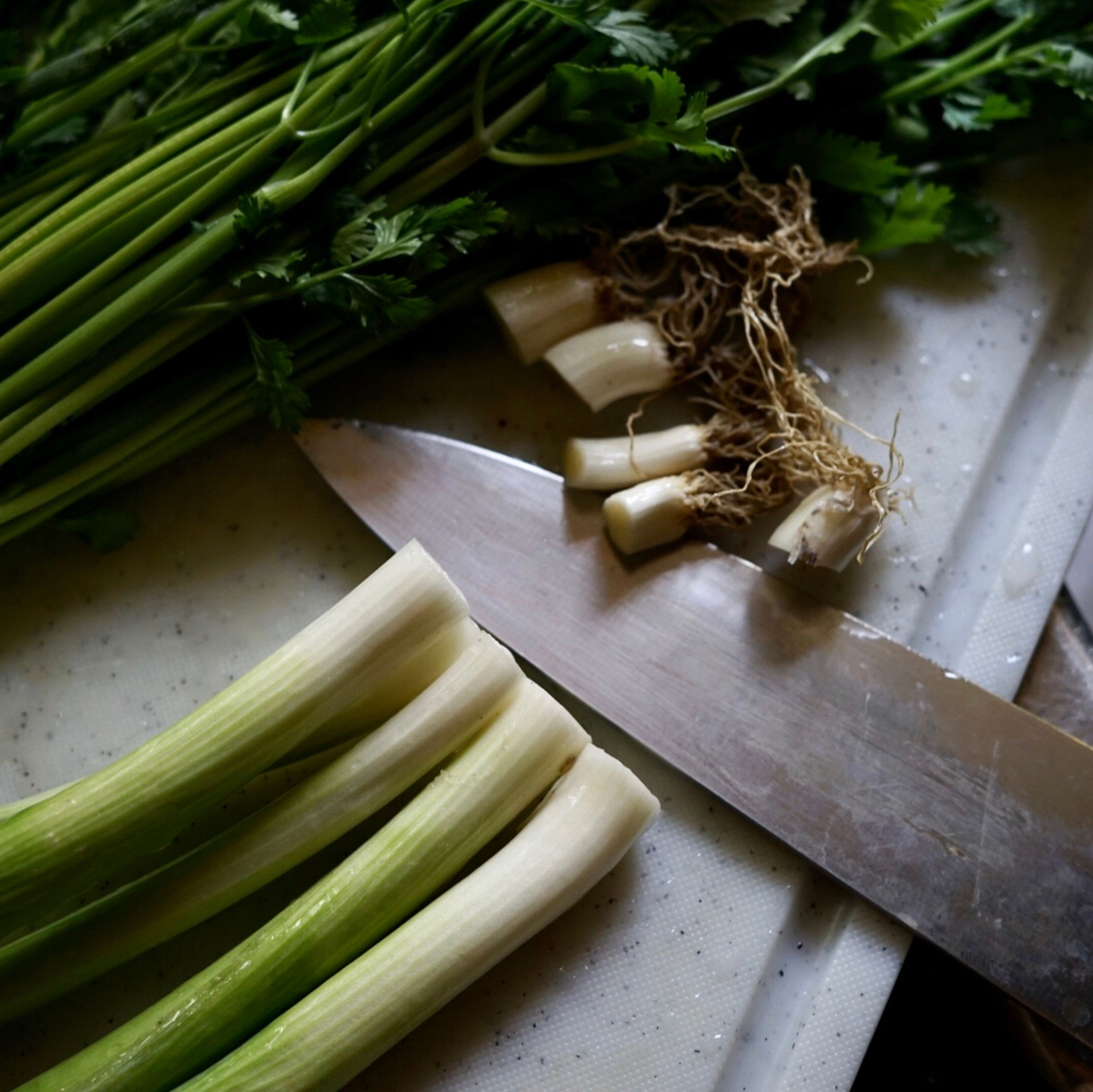After cleaning the scallions, cut the roots off the scallions, cut them into small pieces.