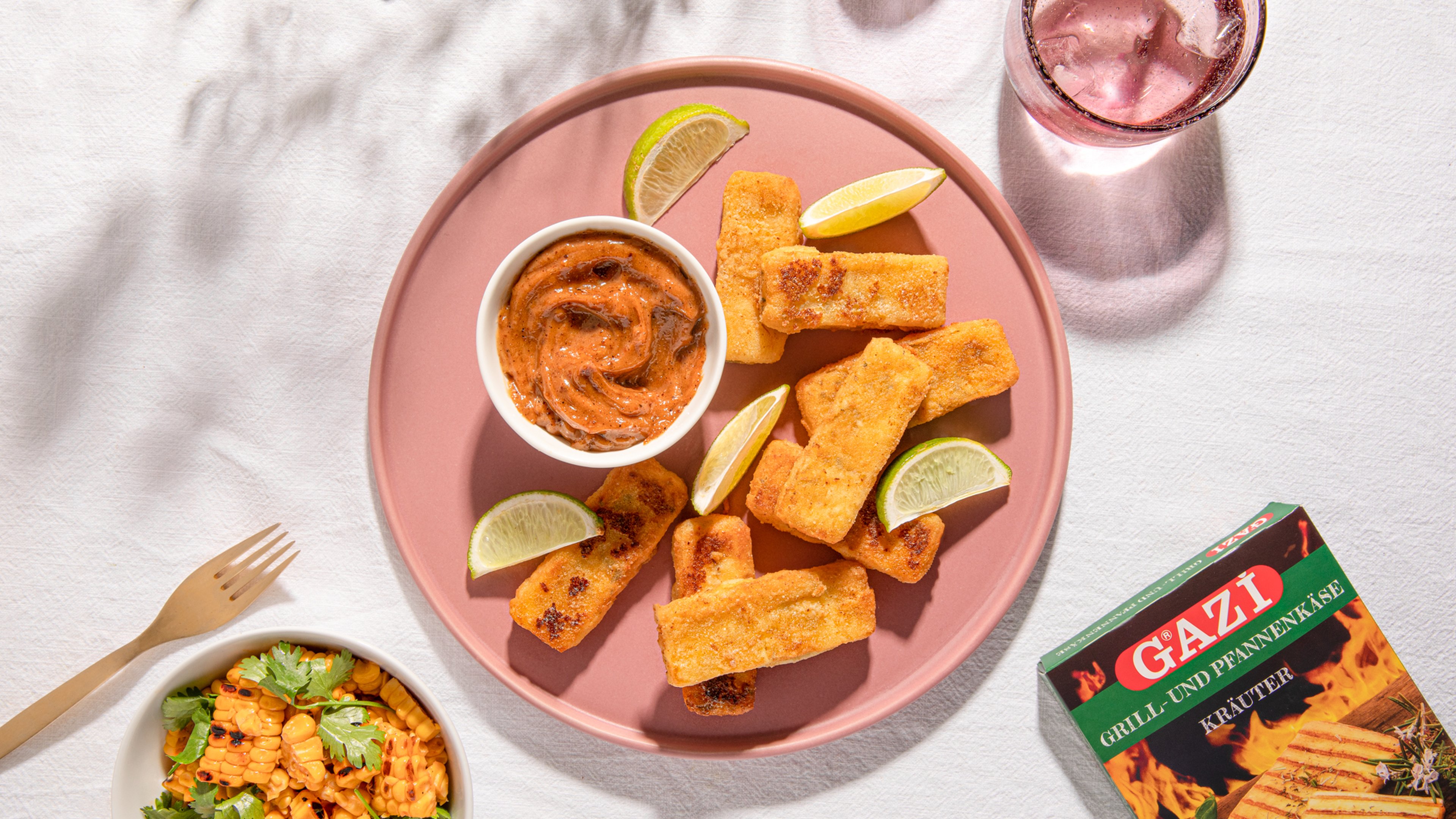 Grillkäse in Mandelkruste mit Mole-Mayo, dazu Mais-Salat mit Chili-Limetten-Dressing