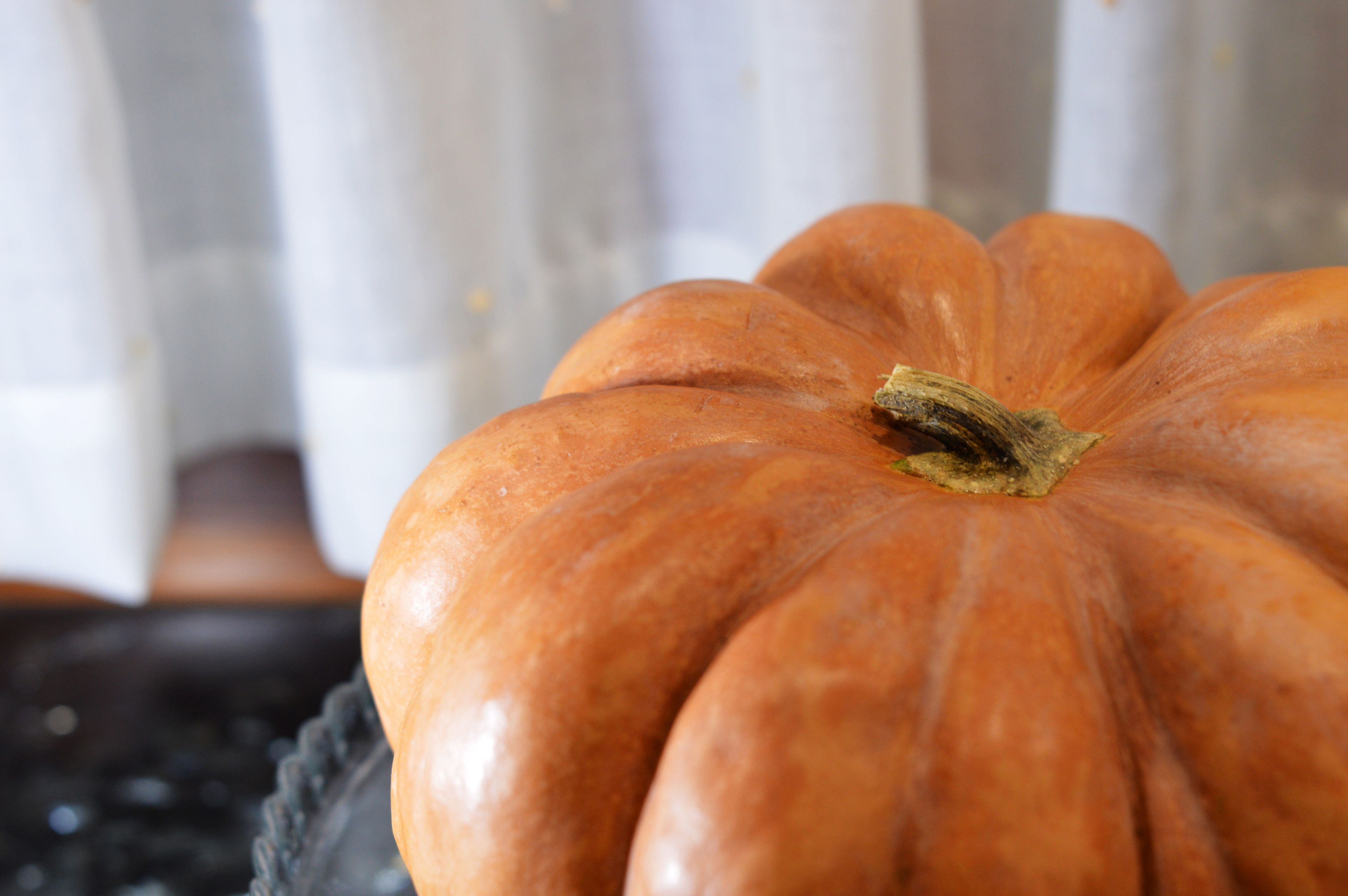 Grease a pan with butter and turn the oven on 180 degrees. Cut the pumpkin and cut 300 grams into small cubes.
